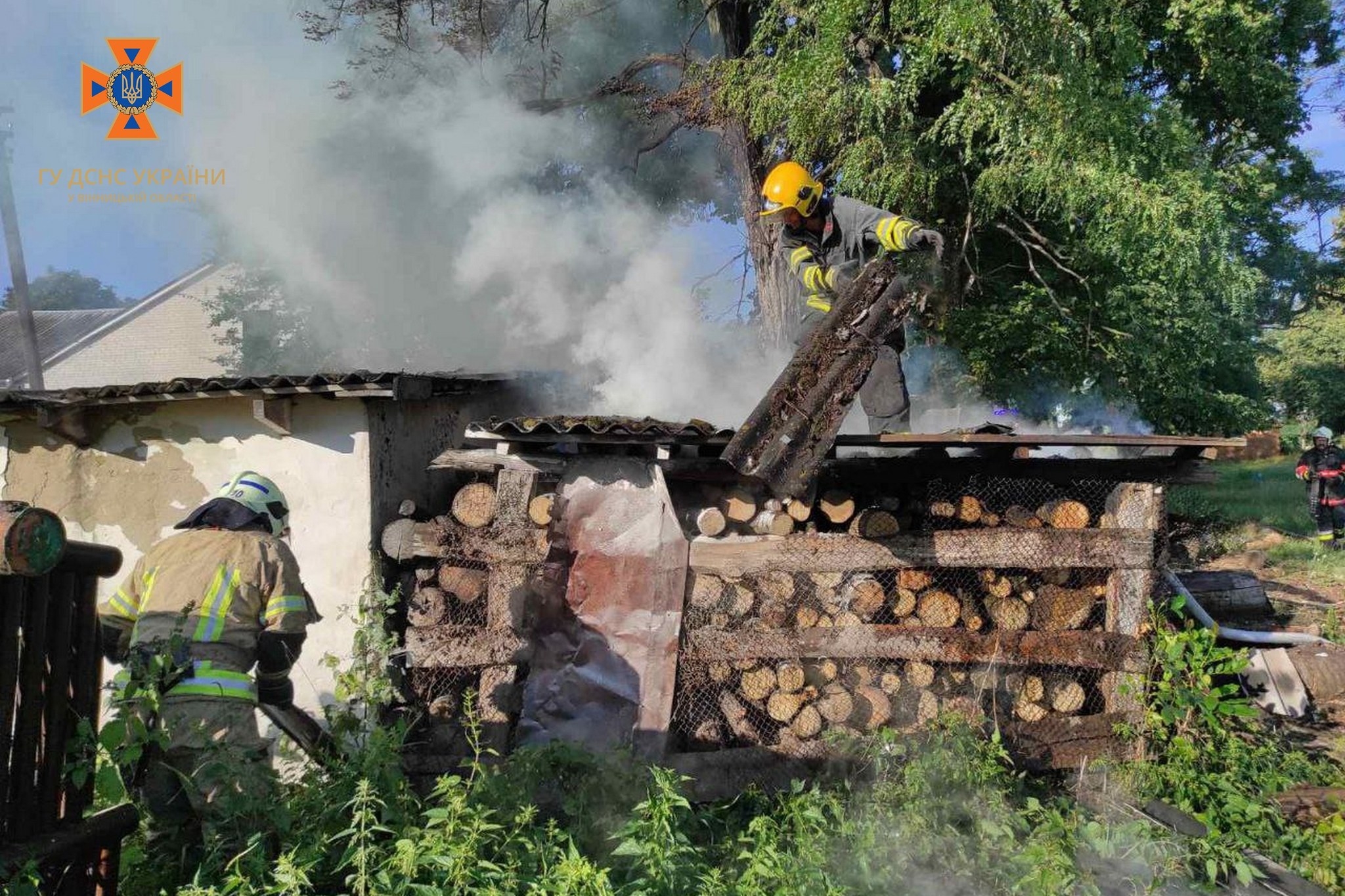 На Гайсинщині вогонь знищив господарчу споруду з дровами