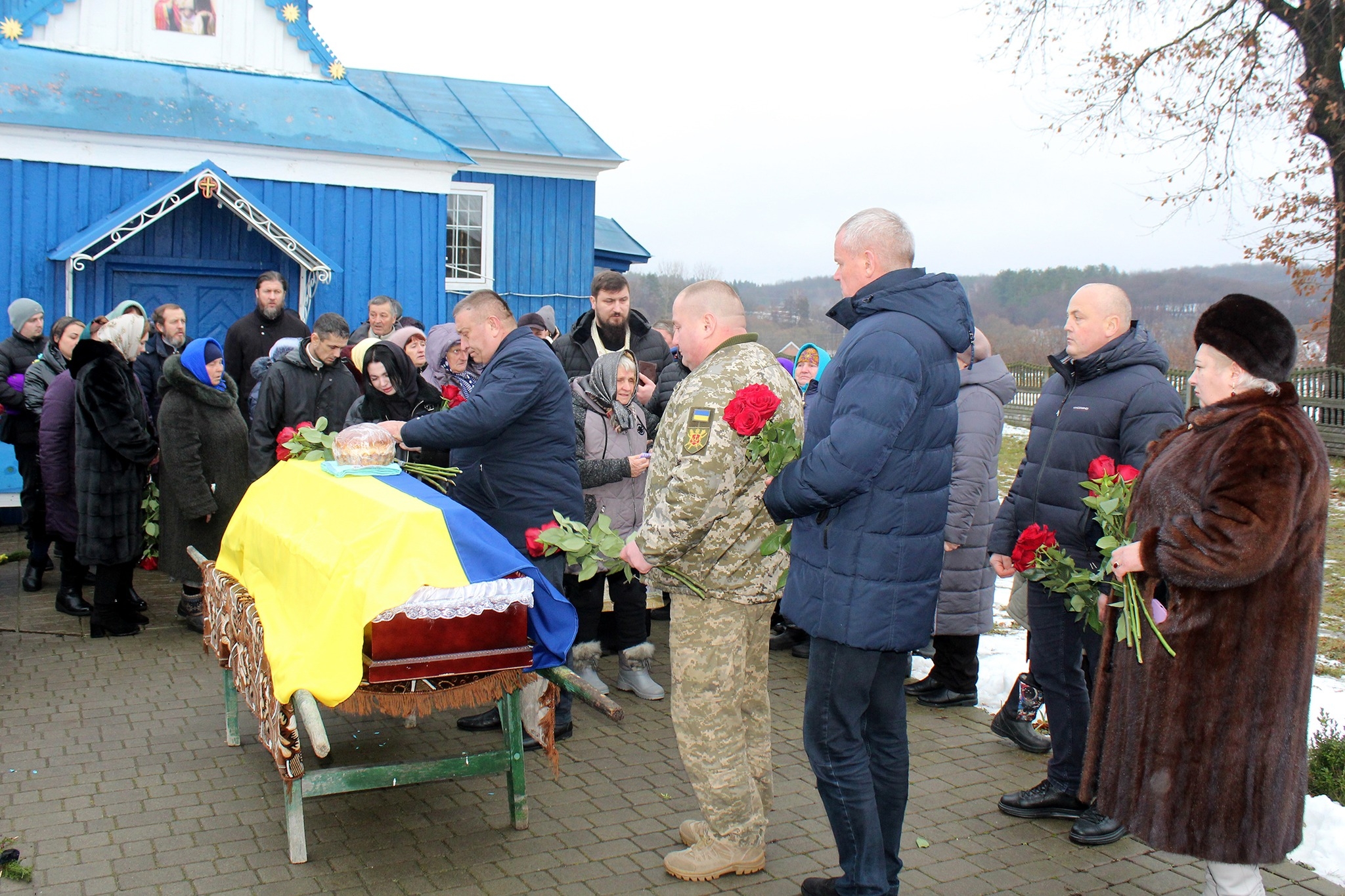 Зустрічали на колінах - в Іллінецькій громаді попрощались з Героєм