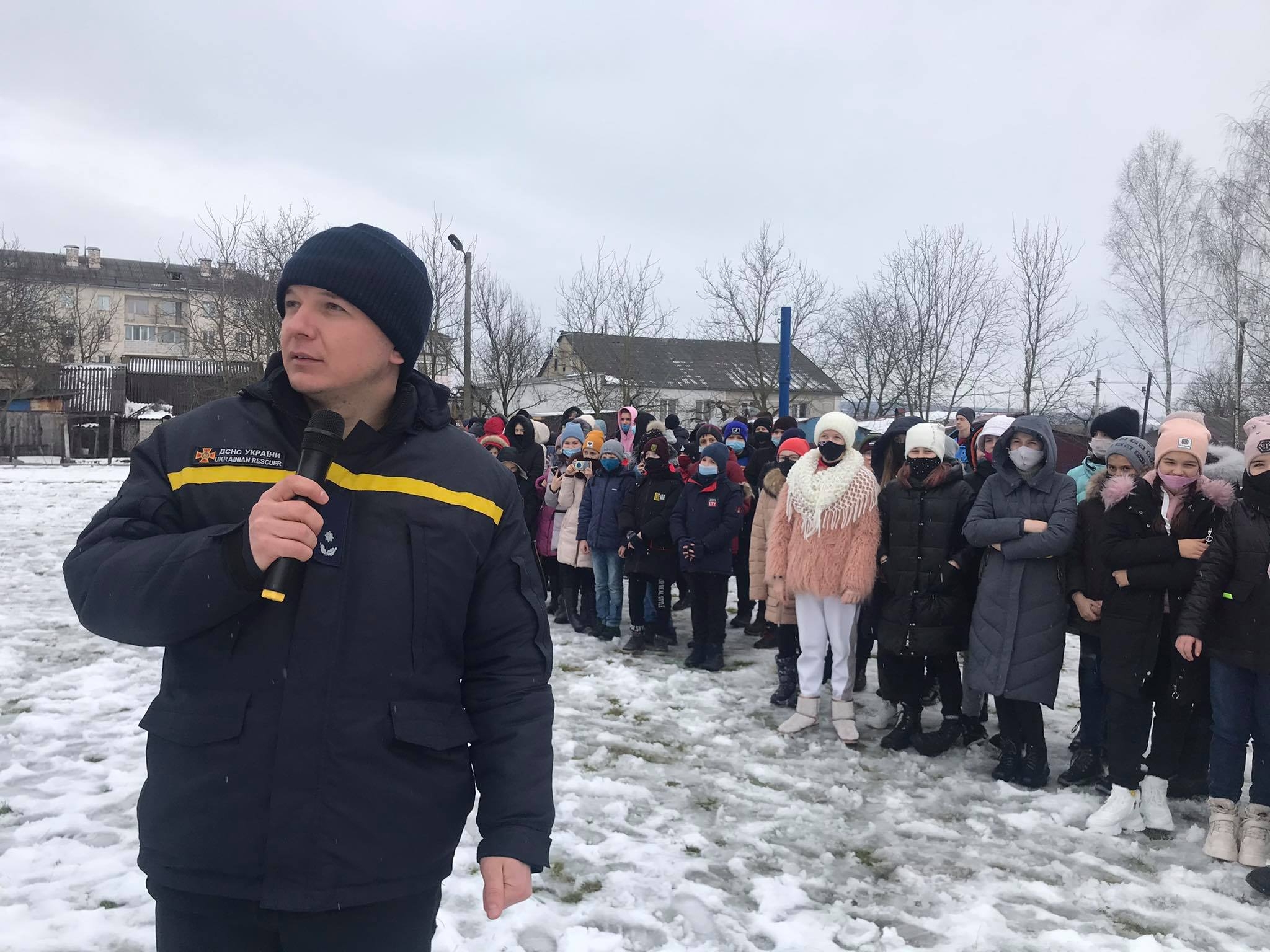 В Мурованих Курилівцях рятувальники навчали школярів, як діяти під час пожежі