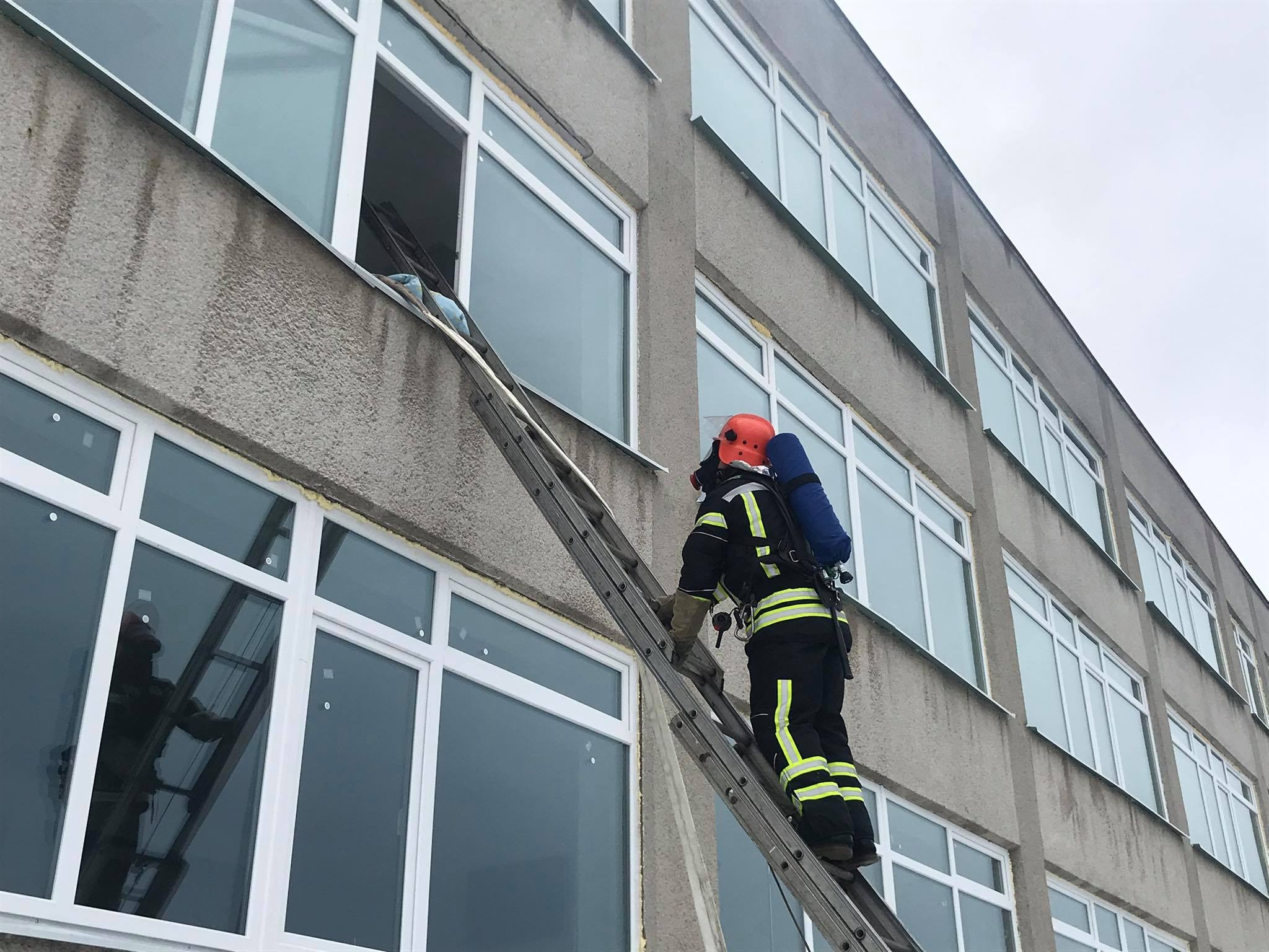 В Мурованих Курилівцях рятувальники навчали школярів, як діяти під час пожежі