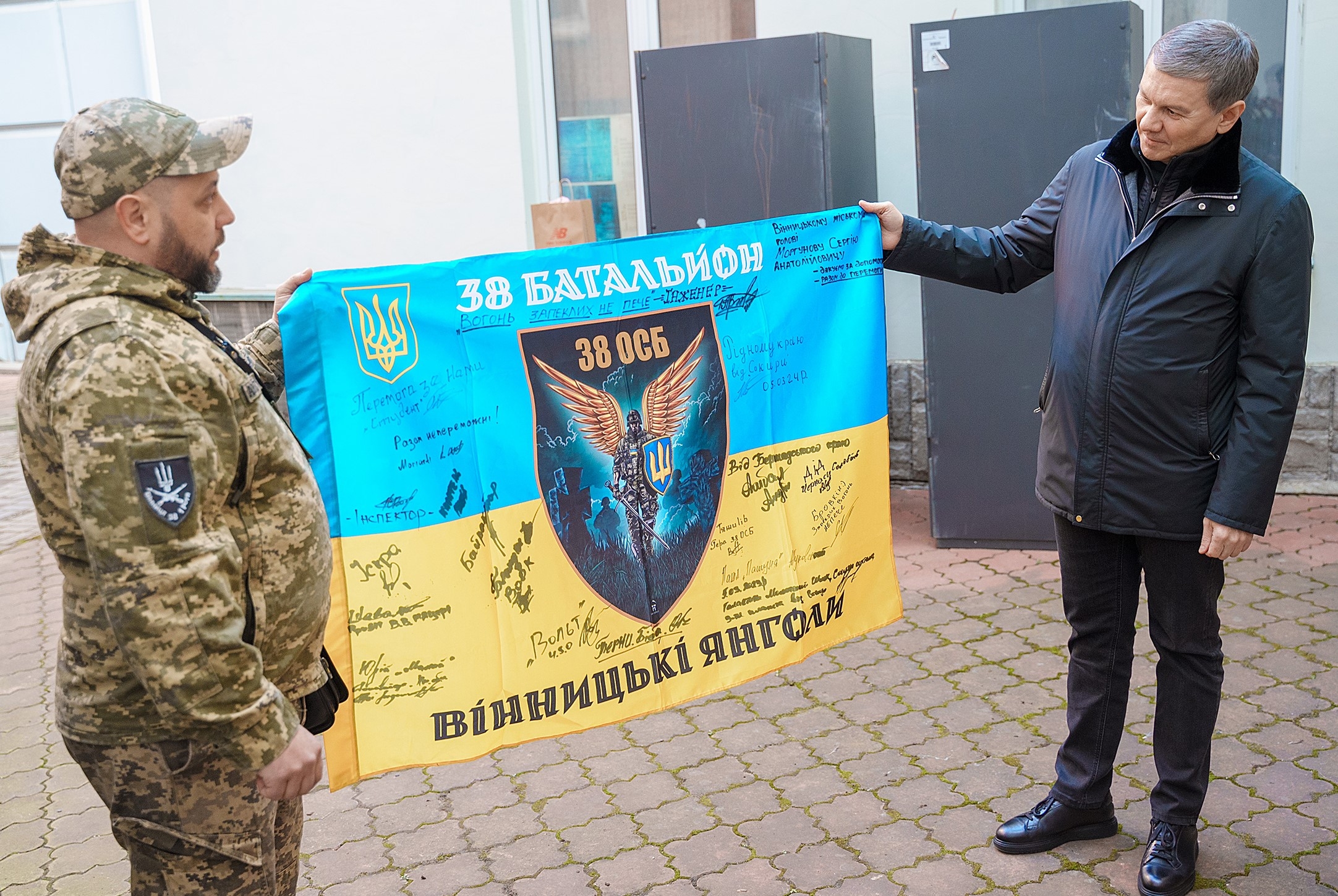 Тепловізори, зарядні станції та прожектори від Вінницької громади відправили оборонцям