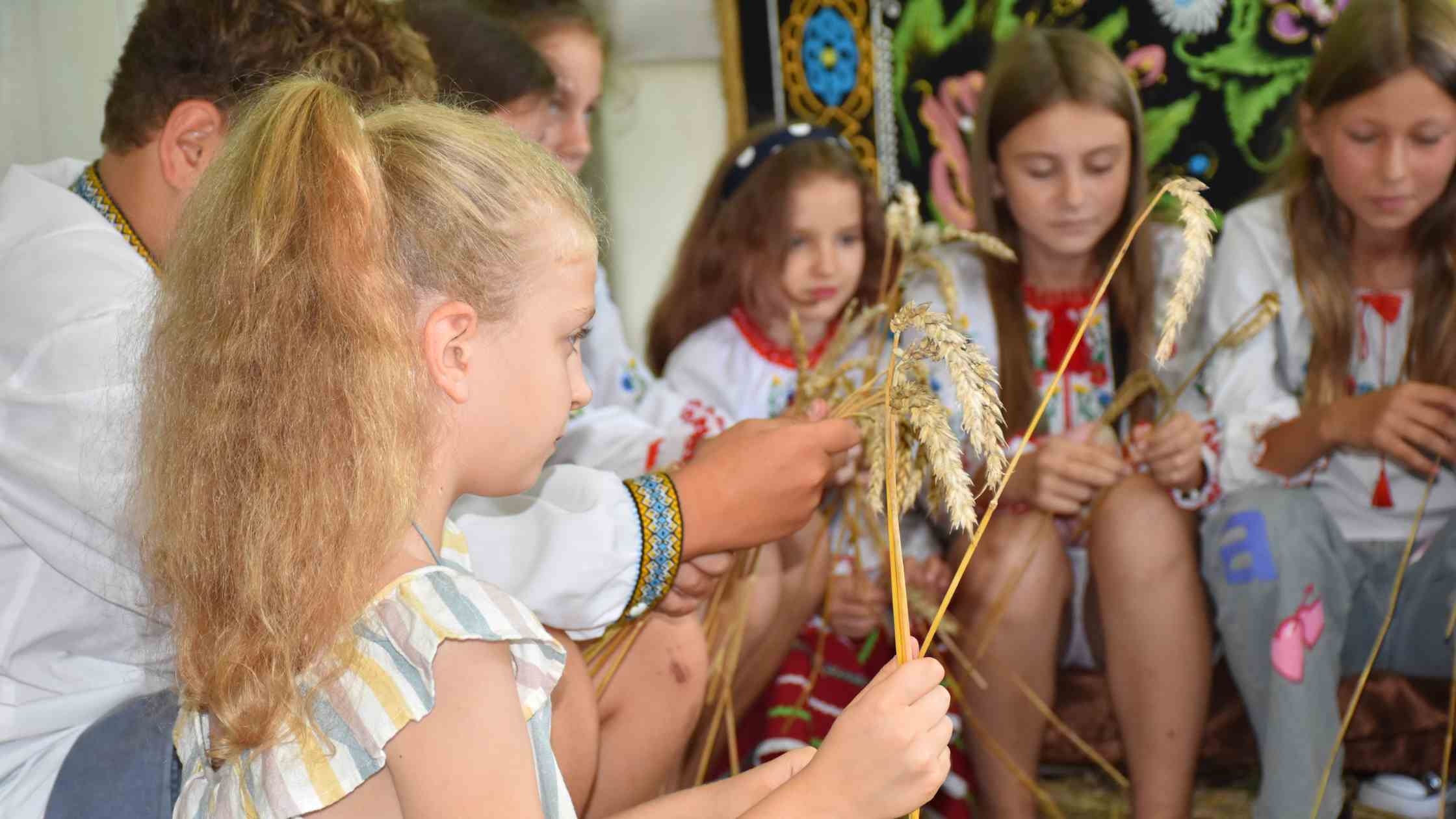 Діти у Великих Крушлинцях долучилися до творчої майстерні зі створення оберега