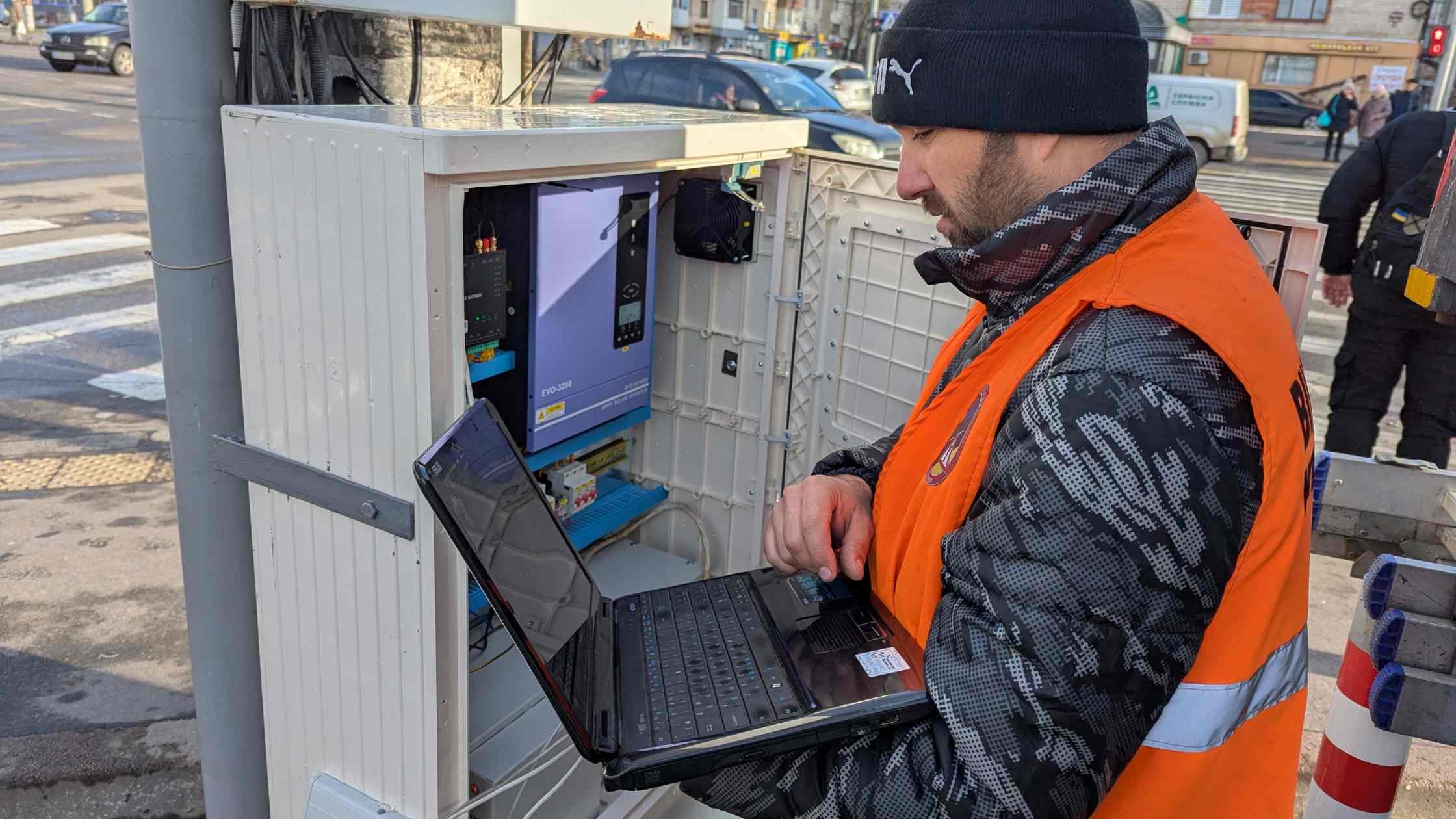 На 10 перехрестях Вінниці збільшують потужність джерел автономного живлення світлофорів