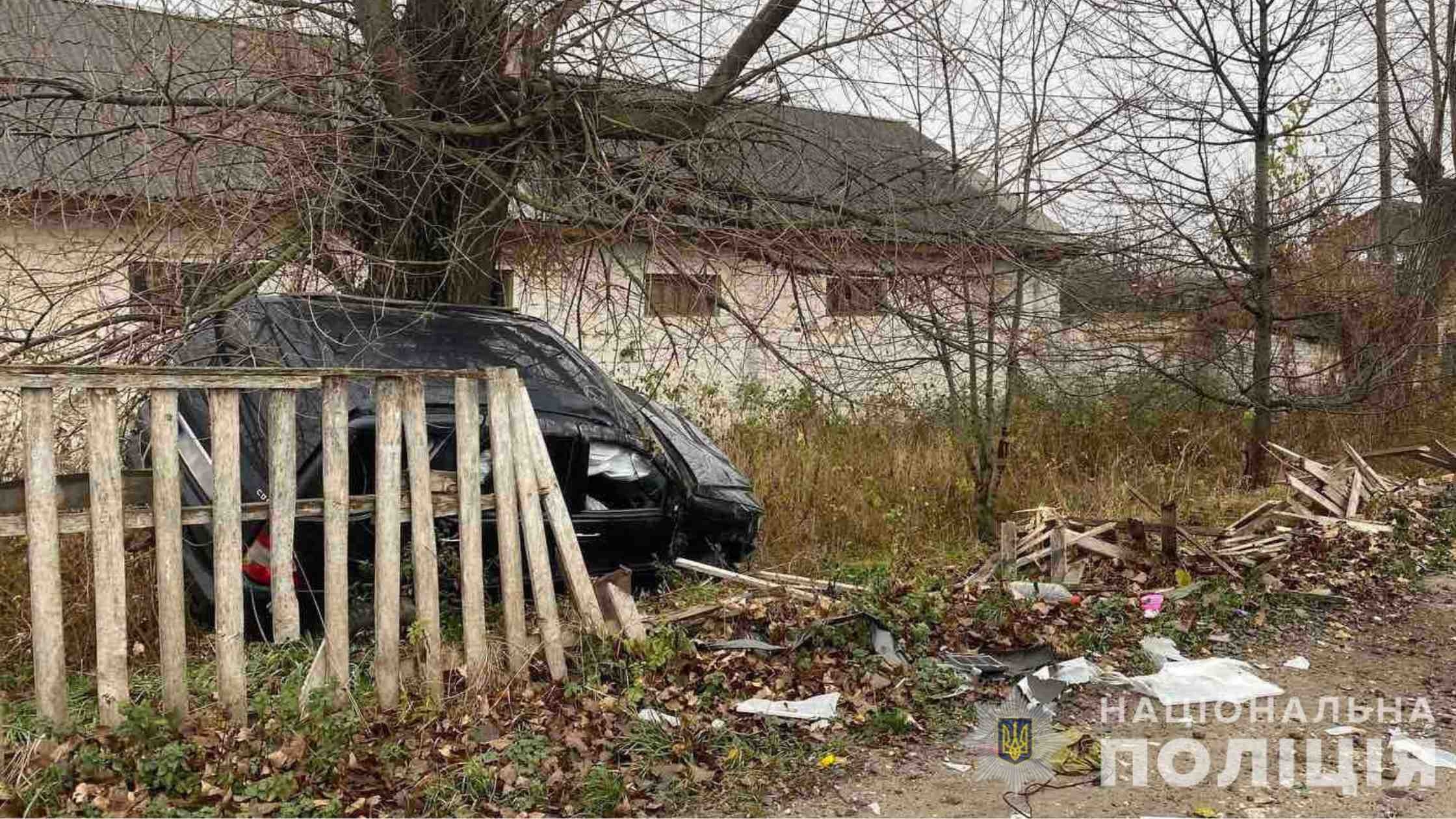 На Вінниччині автомобіль в’їхав у паркан та зіткнувся з деревом – внаслідок ДТП загинув пасажир