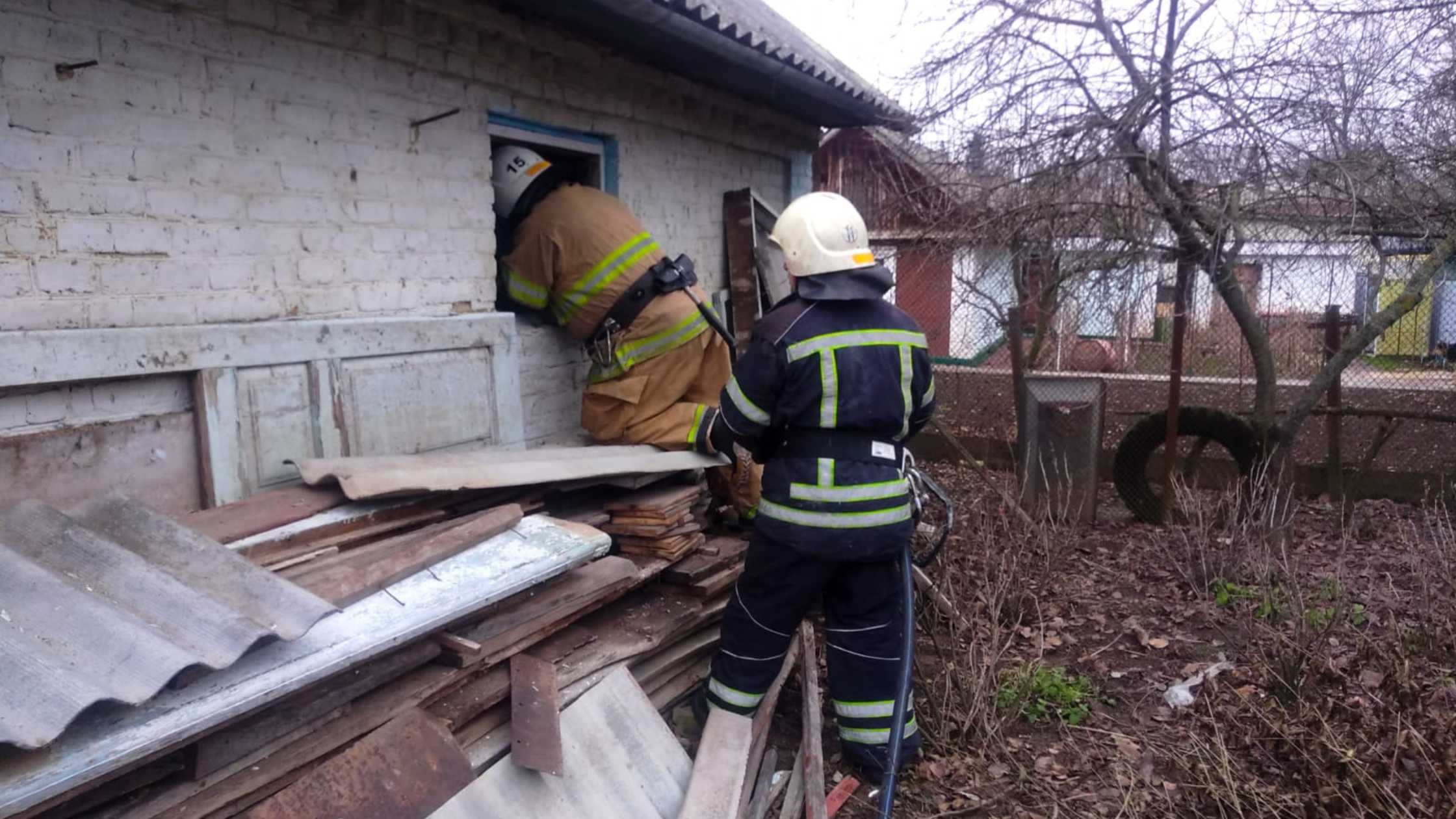 На Вінниччині вогонь знищив автомобіль «ВАЗ», домашні речі та покрівлю будівлі