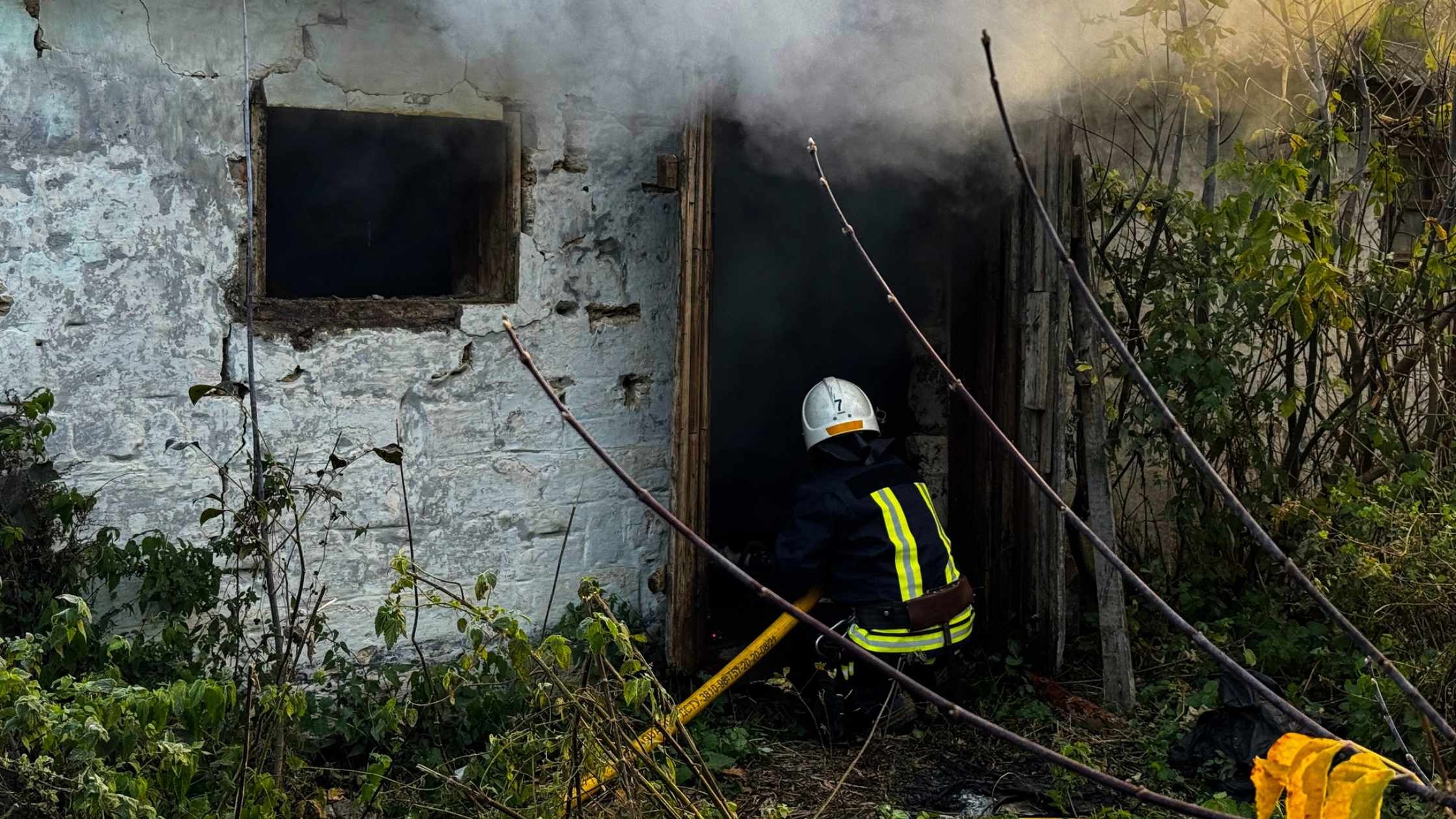 На Вінниччині згоріло три житлові будинки та автомобіль