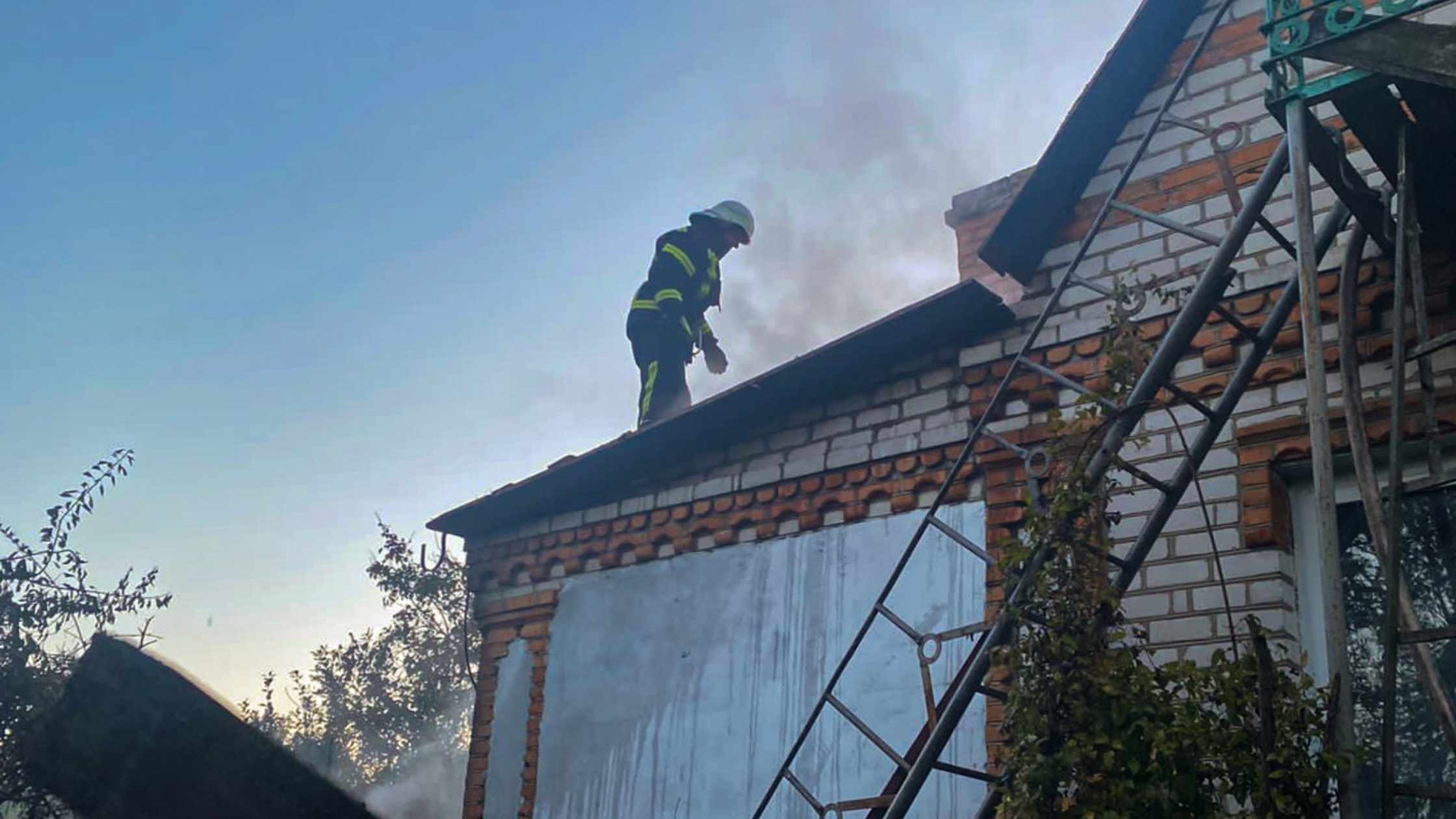 На Вінниччині згоріли три житлові будинки та автомобіль