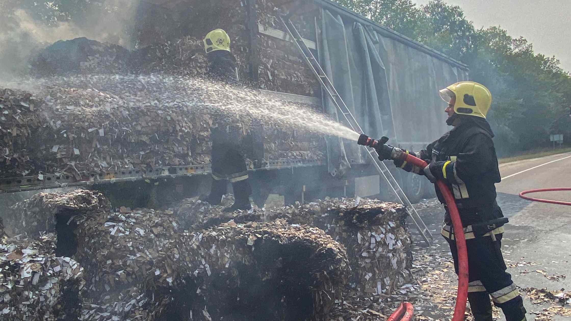 Під Калинівкою загорілась вантажівка з пресованим картоном