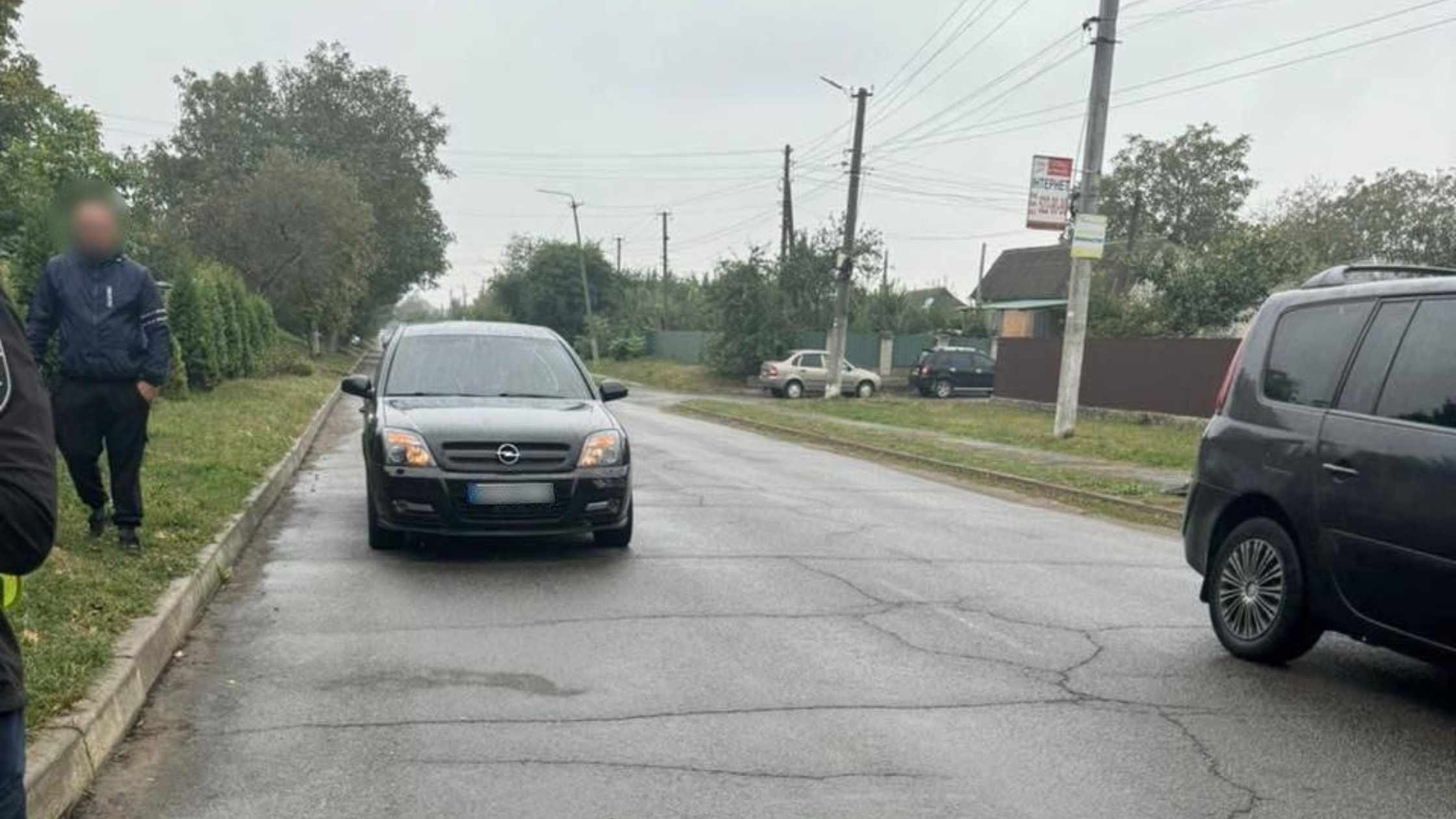 У Немирові водій автомобіля Opel наїхав на жінку, яка переїжджала дорогу на велосипеді