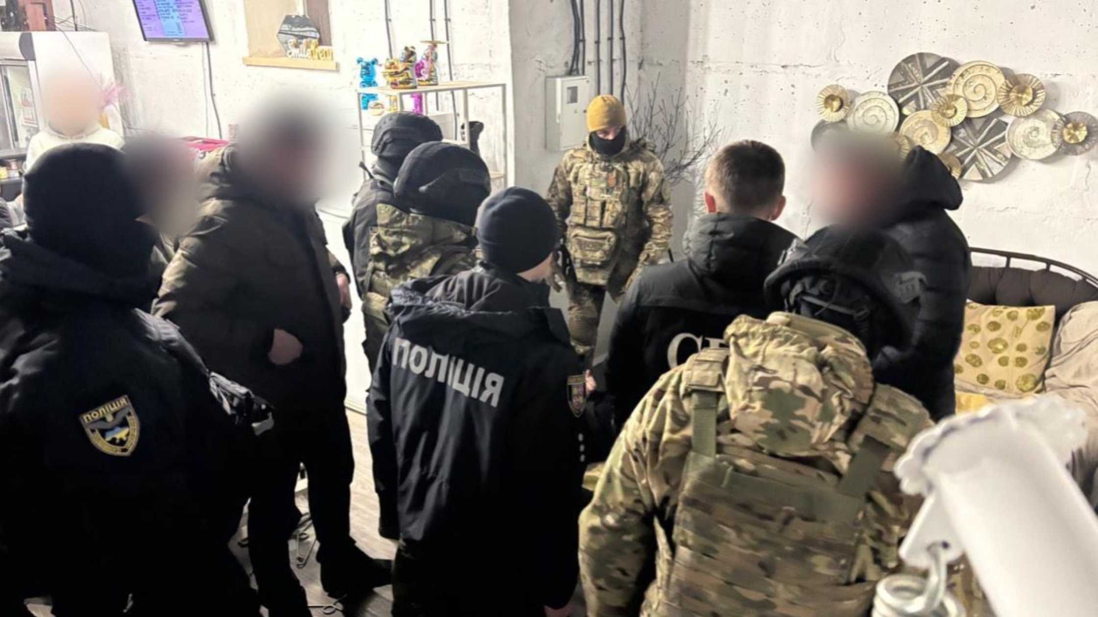 У Вінниці троє чоловіків вимагали у 19-річного хлопця три тисячі доларів