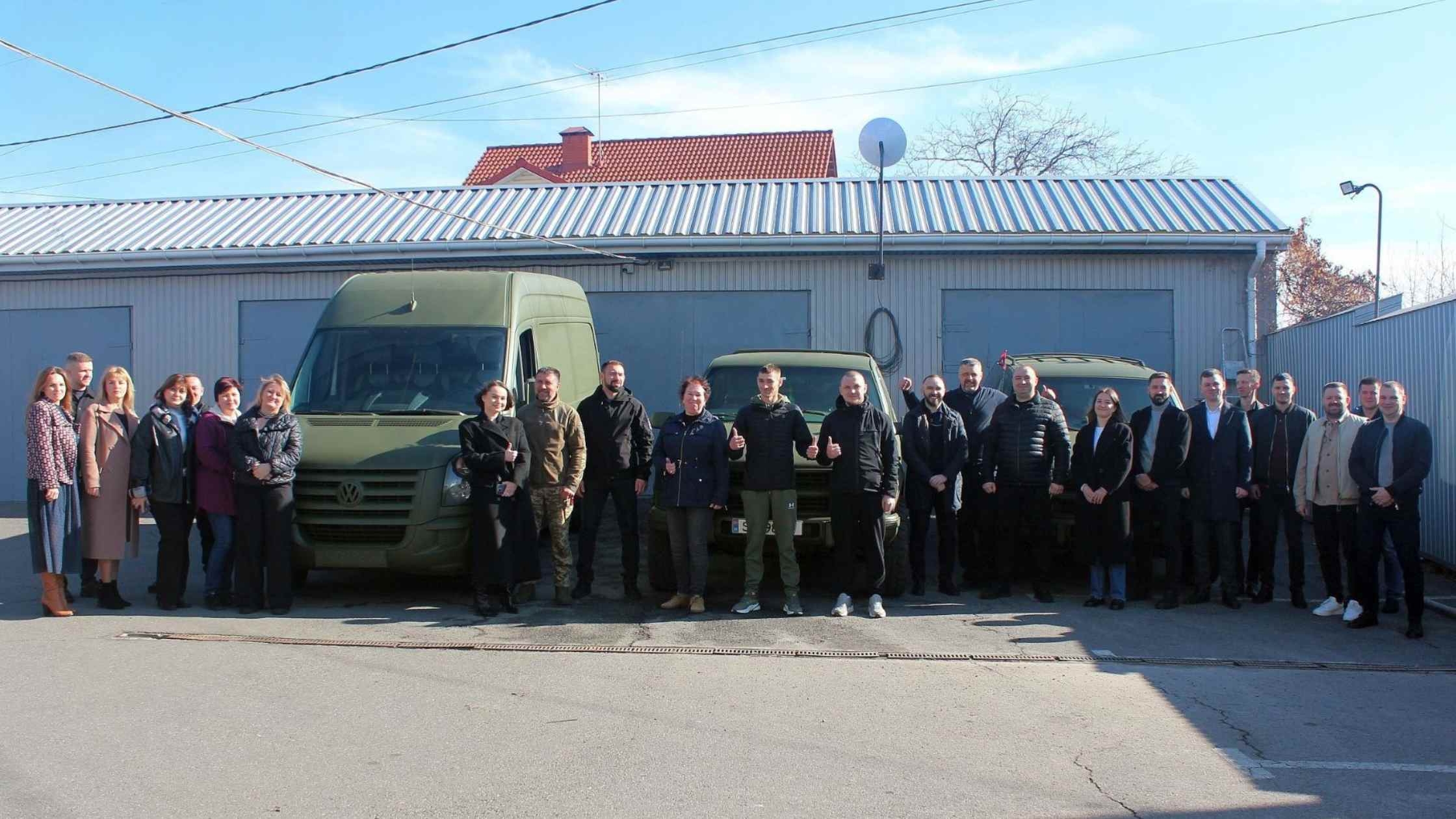 Вінницька прокуратура передала позашляховики та мікроавтобус піхотинцям на Куп’янщину