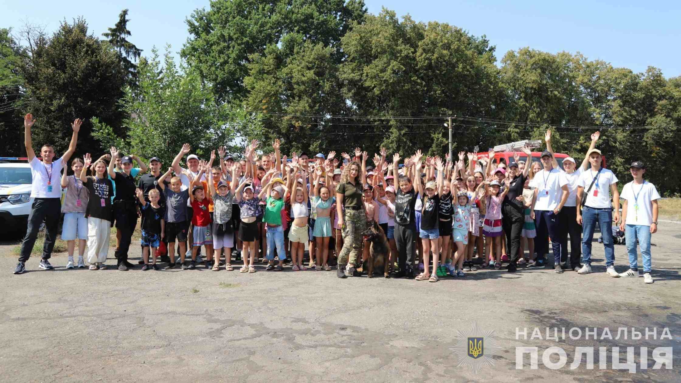 Вінницькі поліцейські та волонтери познайомили дітлахів з професією правоохоронця