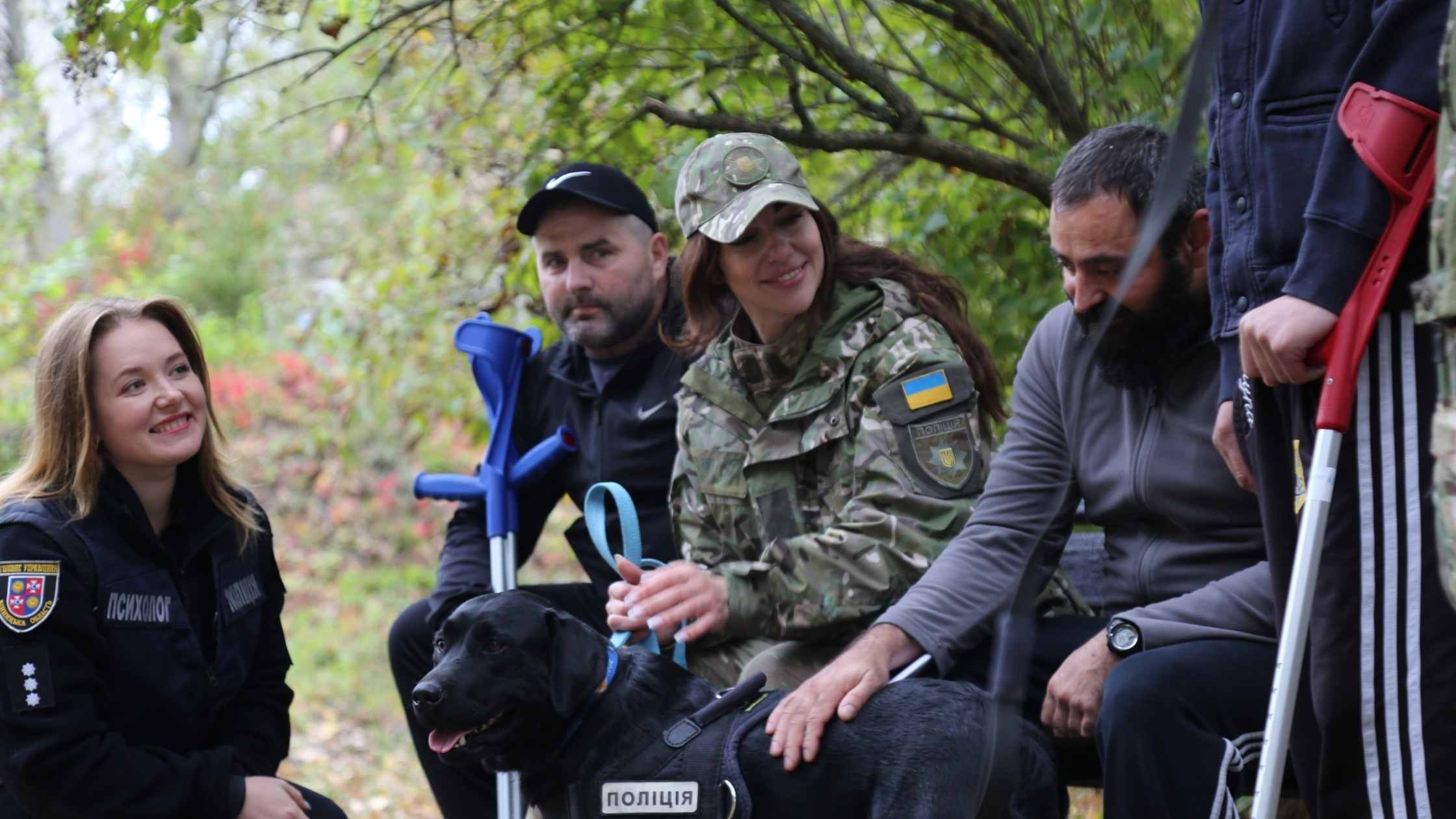 Як службові собаки допомагають відновитись пораненим вінницьким поліцейським