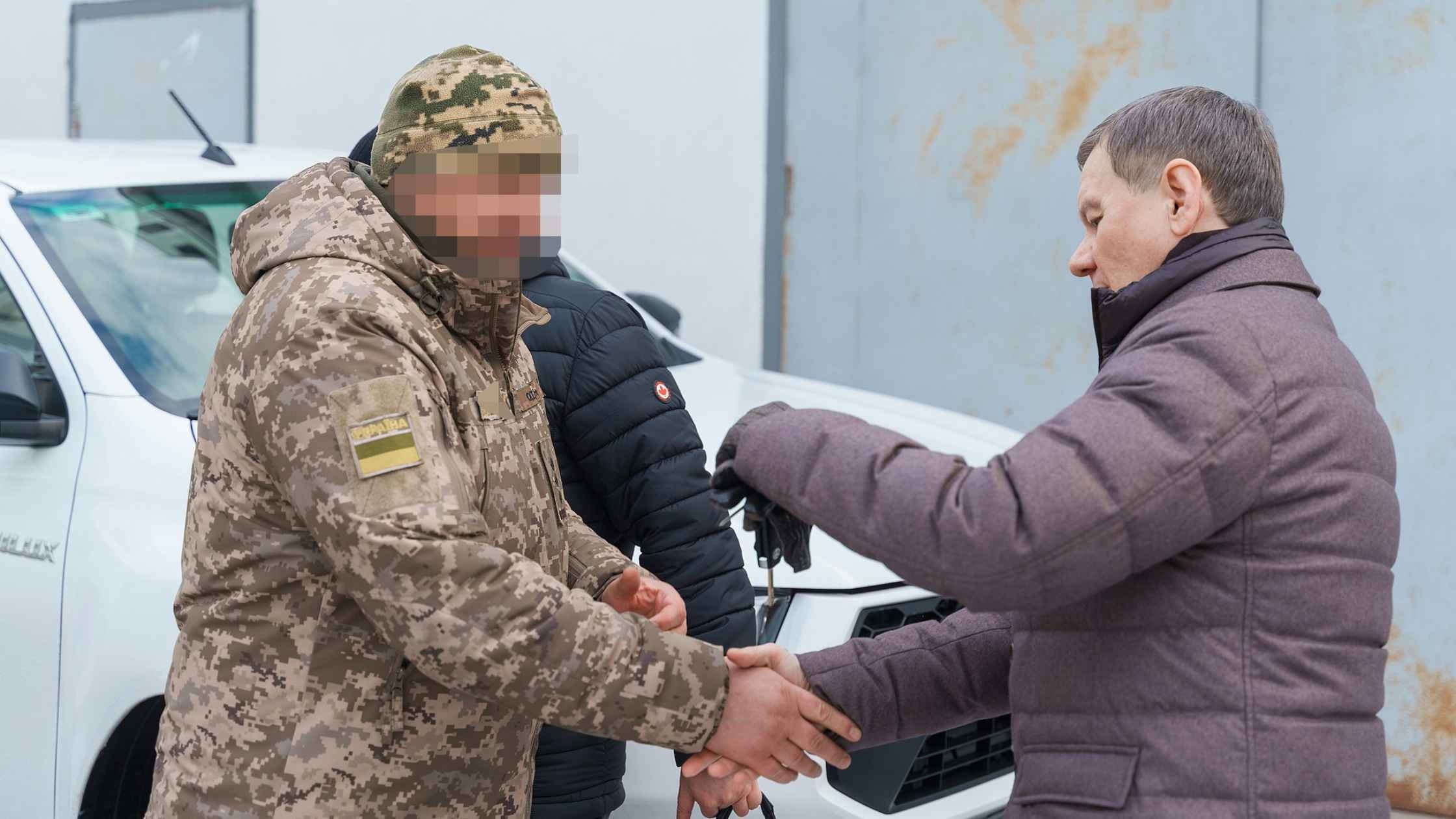 З Вінниці для спецпідрозділу та прикордонників передали ще три пікапи та 200 FPV-дронів