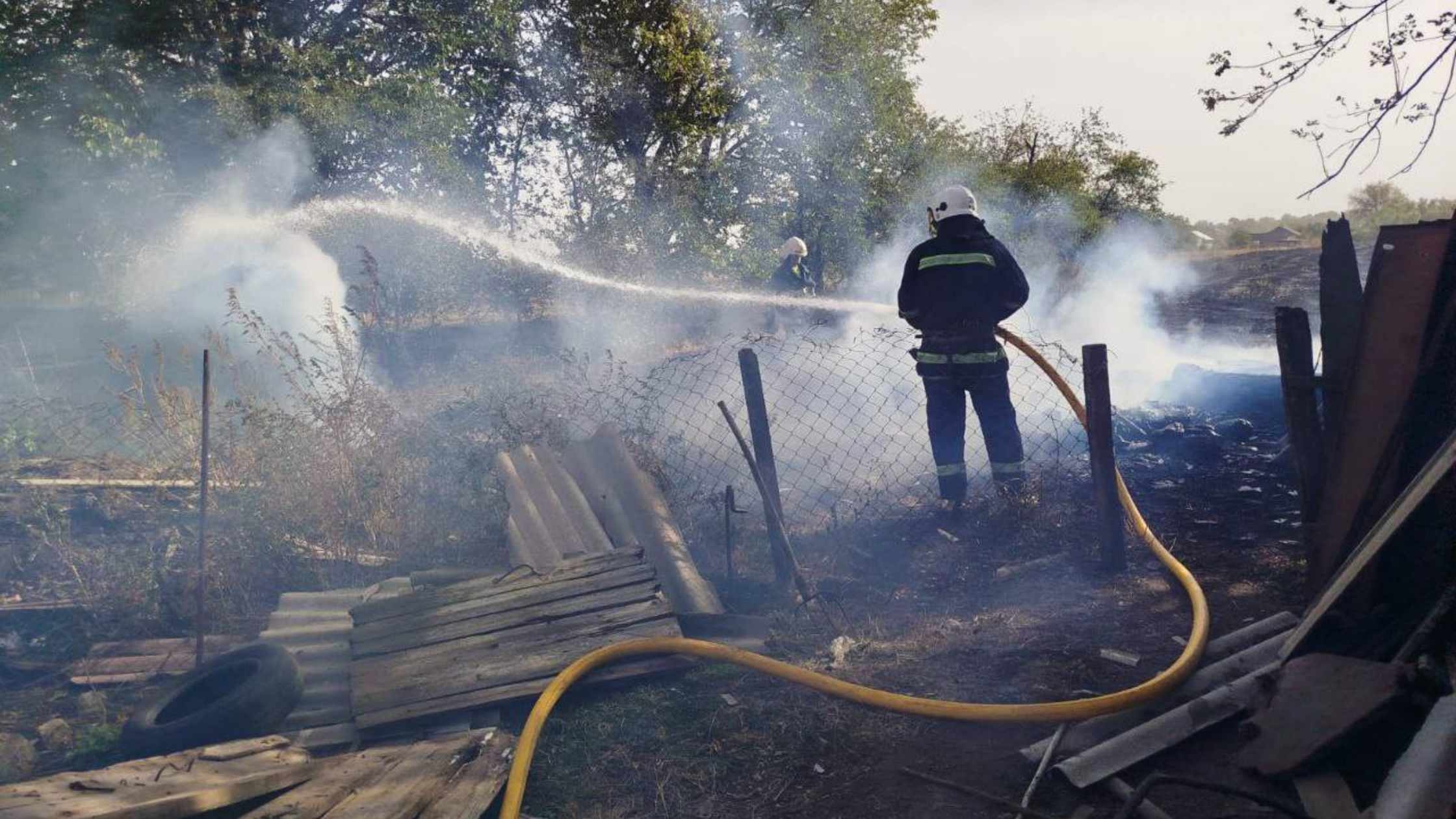 Згорів житловий будинок та аптека: на Вінниччині за добу ліквідували 20 пожеж