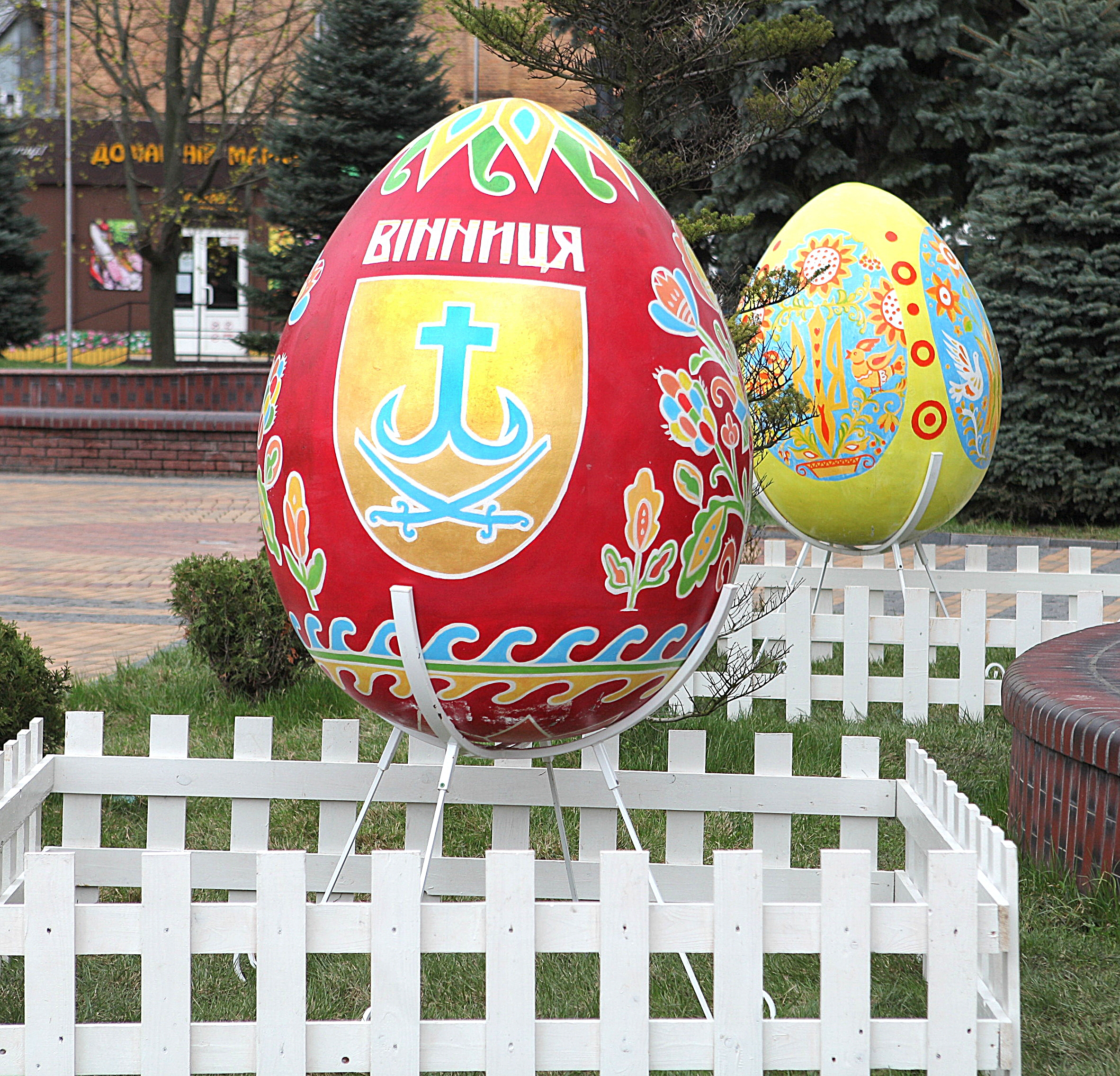 18 писанок-велетнів встановили на майдані Незалежності у Вінниці