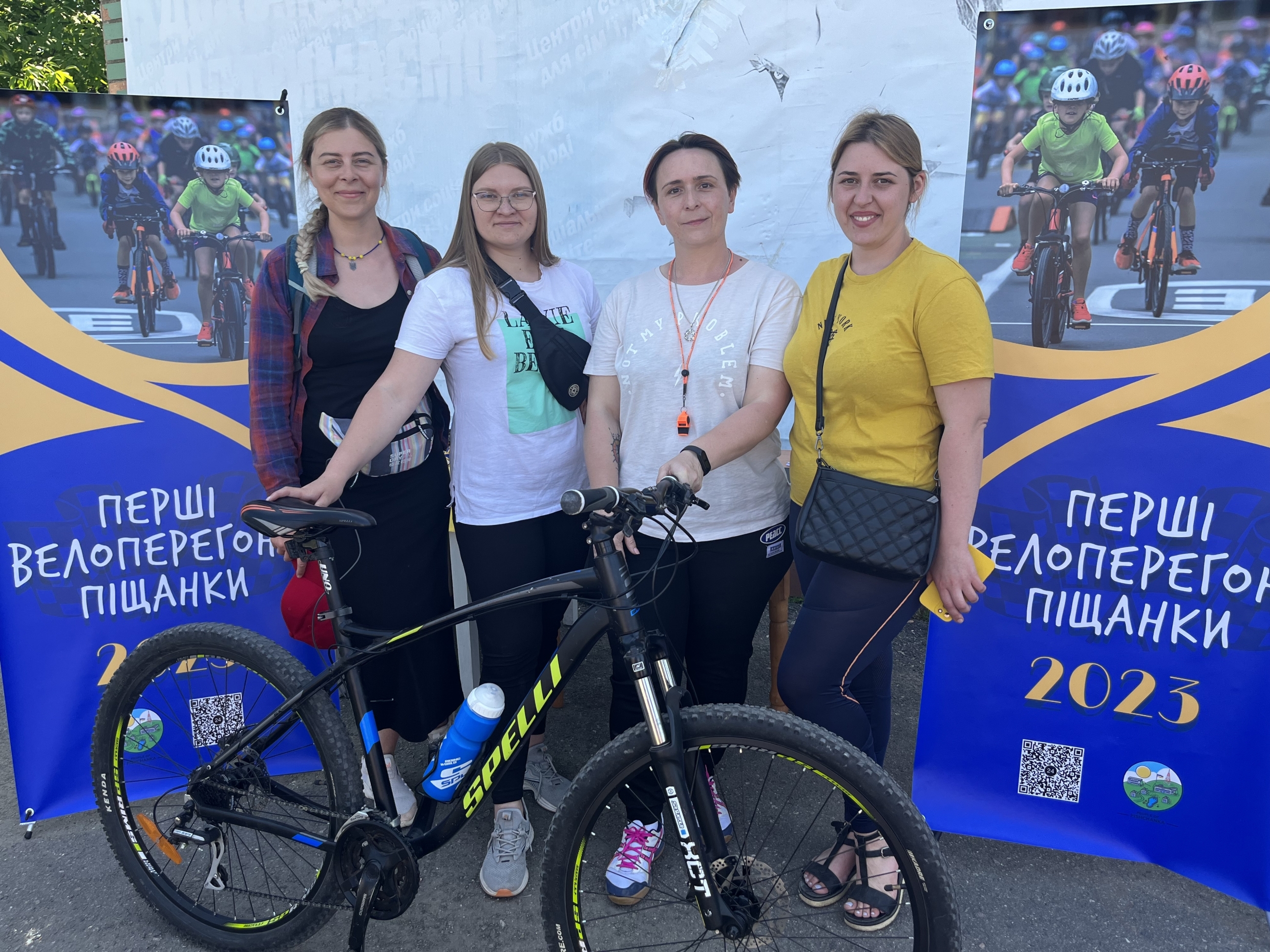 Гігантський торт, велоперегони та турніри: як у Піщанці провели свято для діток