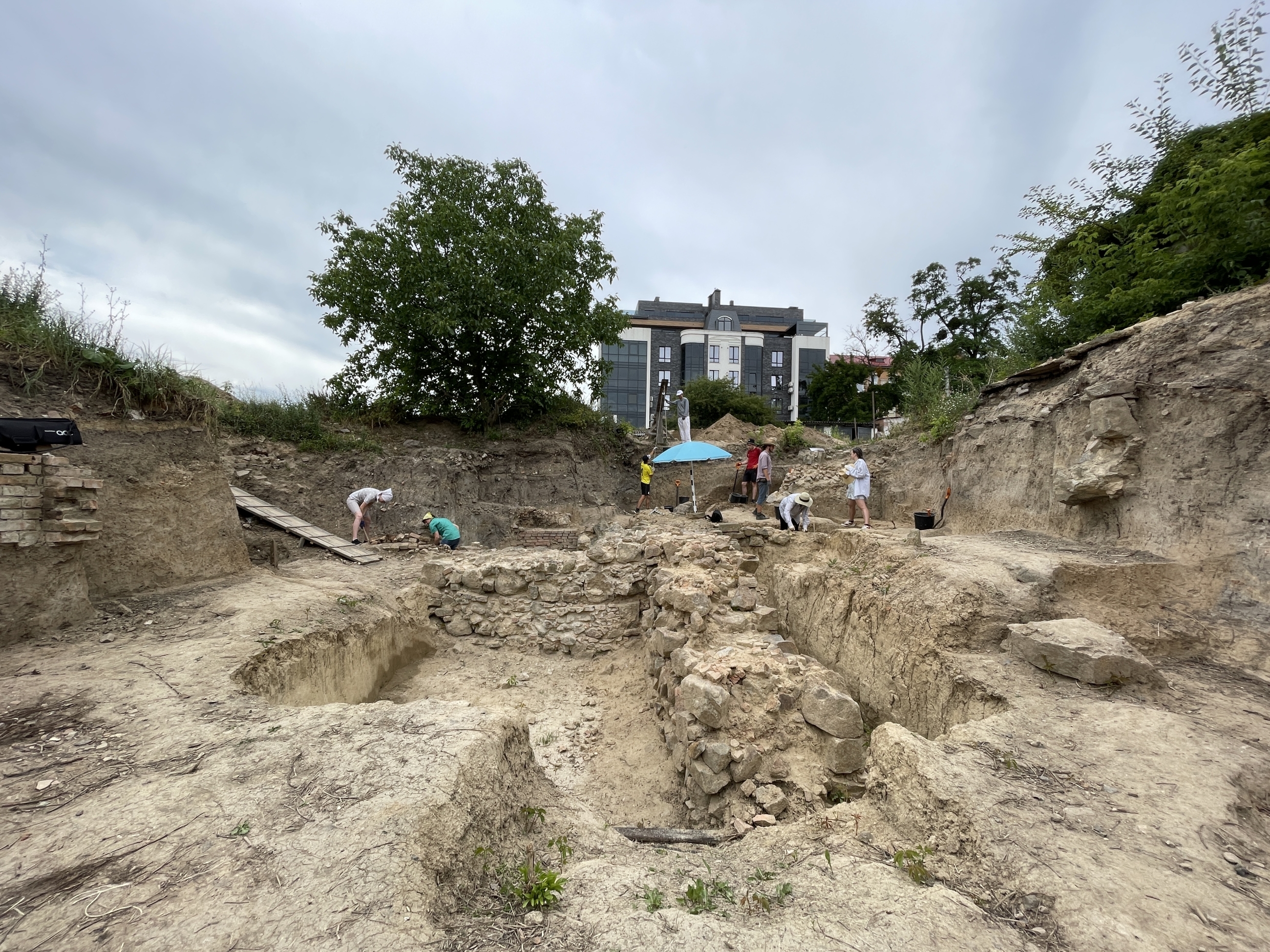 Секрети Домініканського монастиря у Вінниці - археологи вивчають знахідки