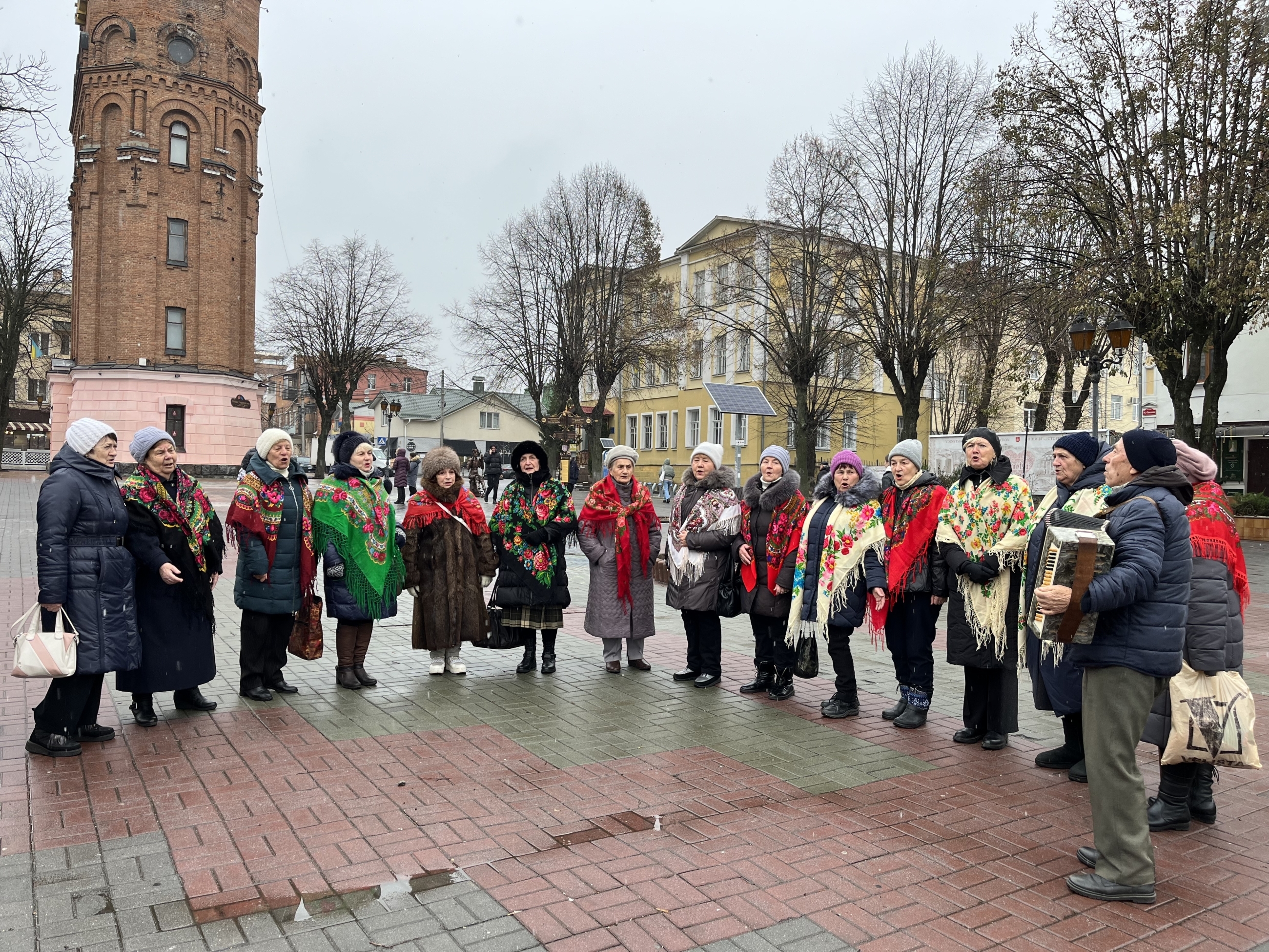 У Вінниці бабусі та дідусі влаштували благодійний ярмарок на підтримку ЗСУ