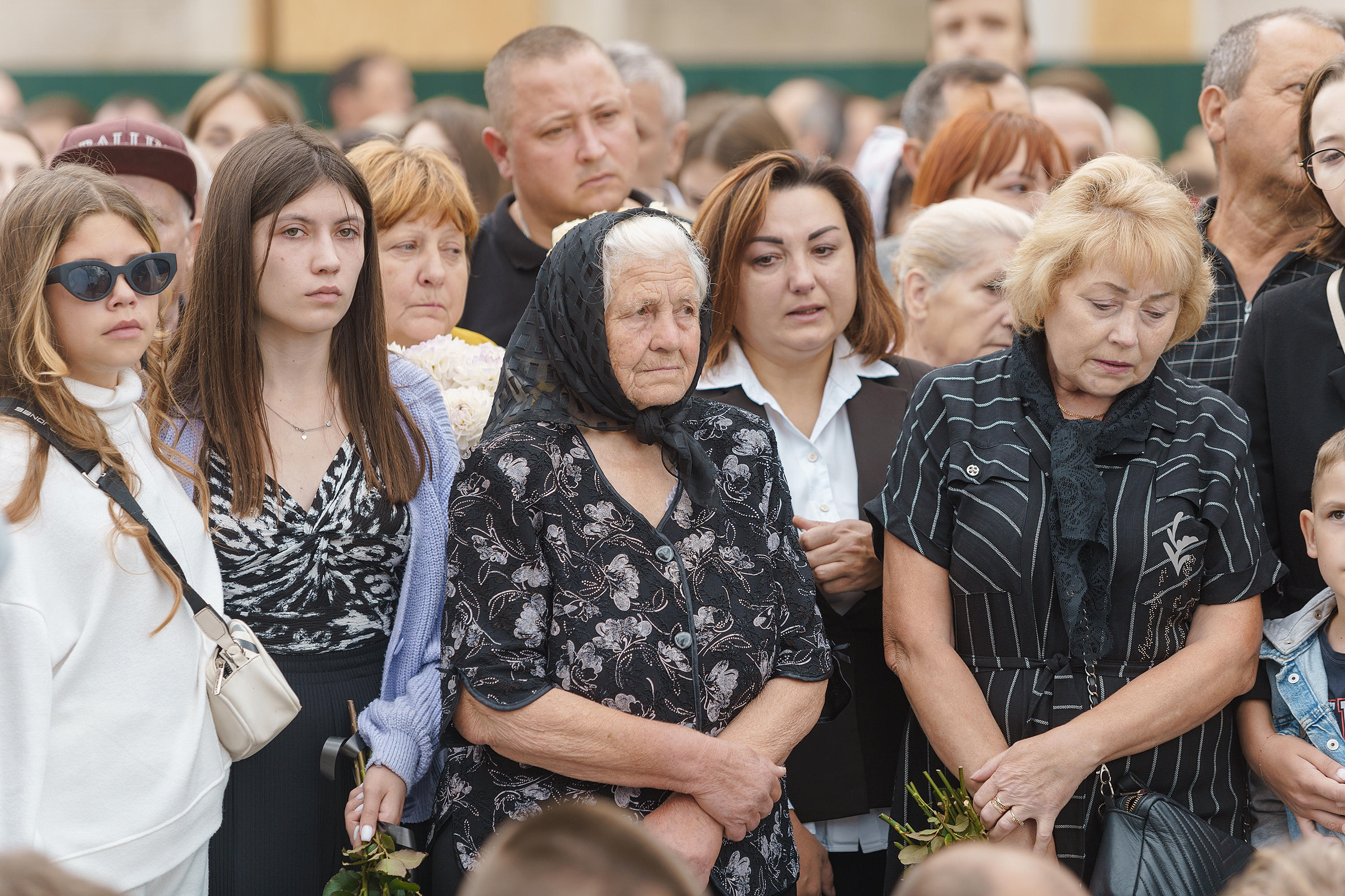 Під час церемонії представники духовенства освятили меморіальне місце. Цього дня тут не лунали гучні промови, адже вони б лишень відволікали від спогадів.