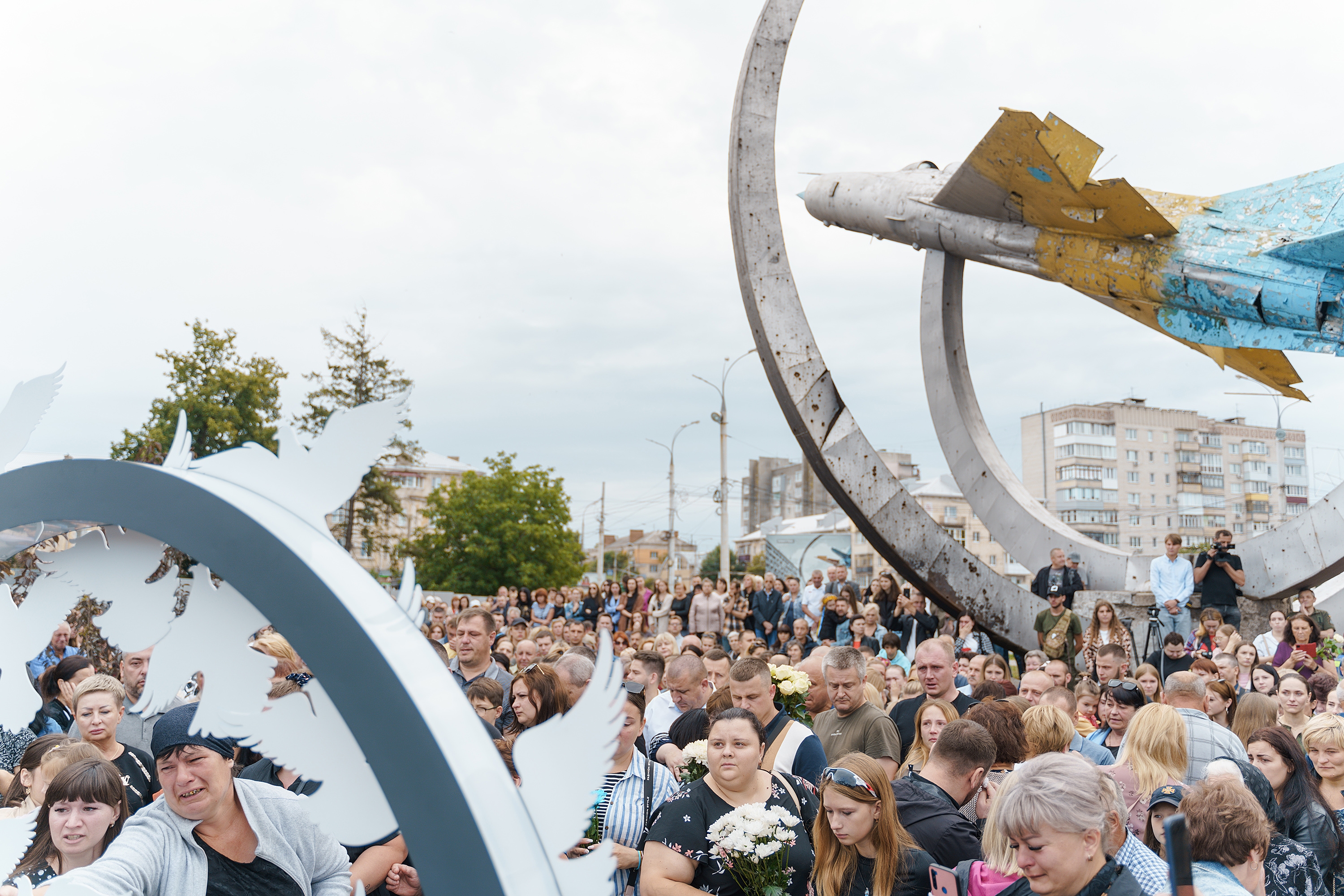 Під час церемонії представники духовенства освятили меморіальне місце. Цього дня тут не лунали гучні промови, адже вони б лишень відволікали від спогадів.