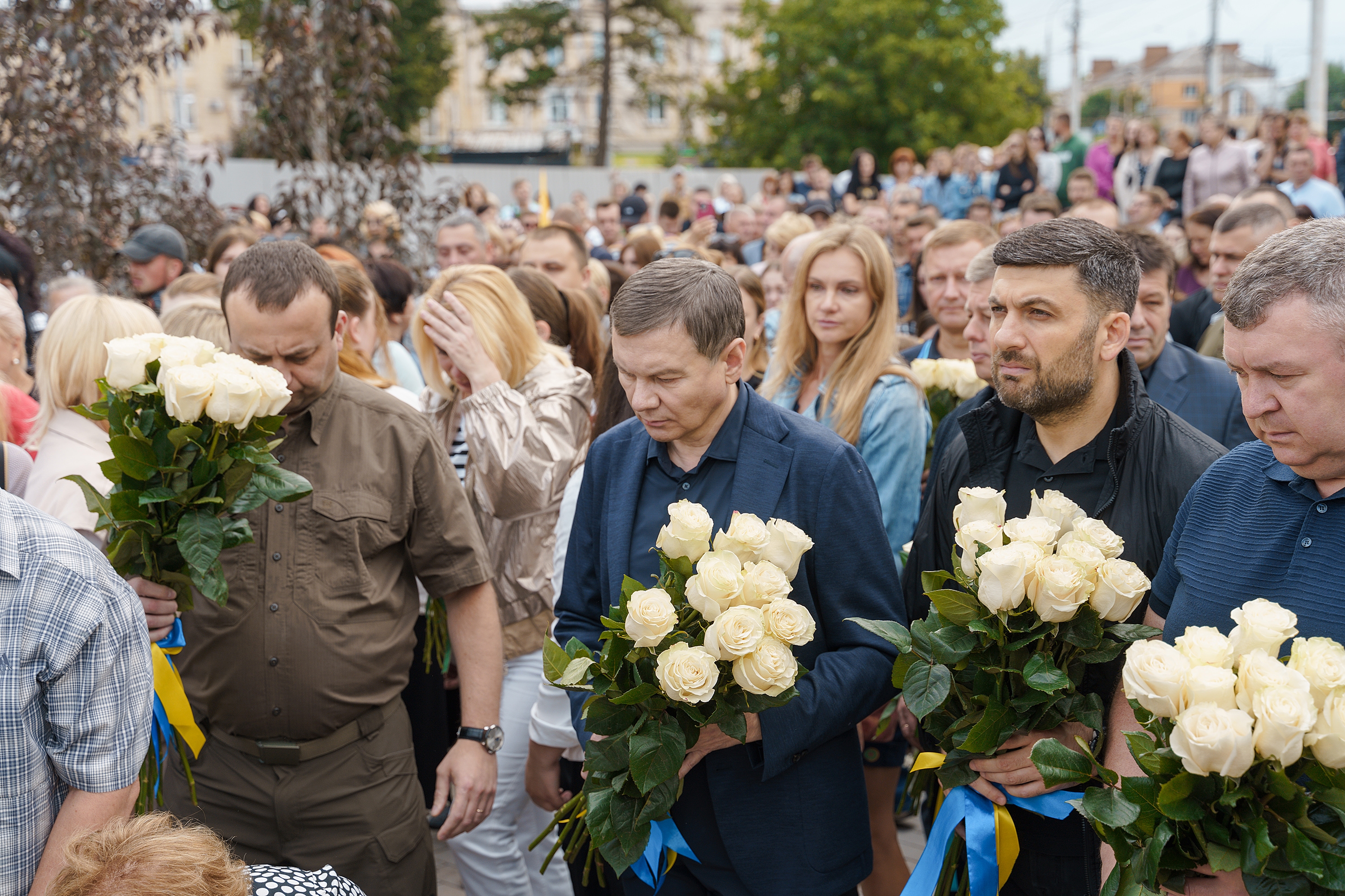 Під час церемонії представники духовенства освятили меморіальне місце. Цього дня тут не лунали гучні промови, адже вони б лишень відволікали від спогадів.