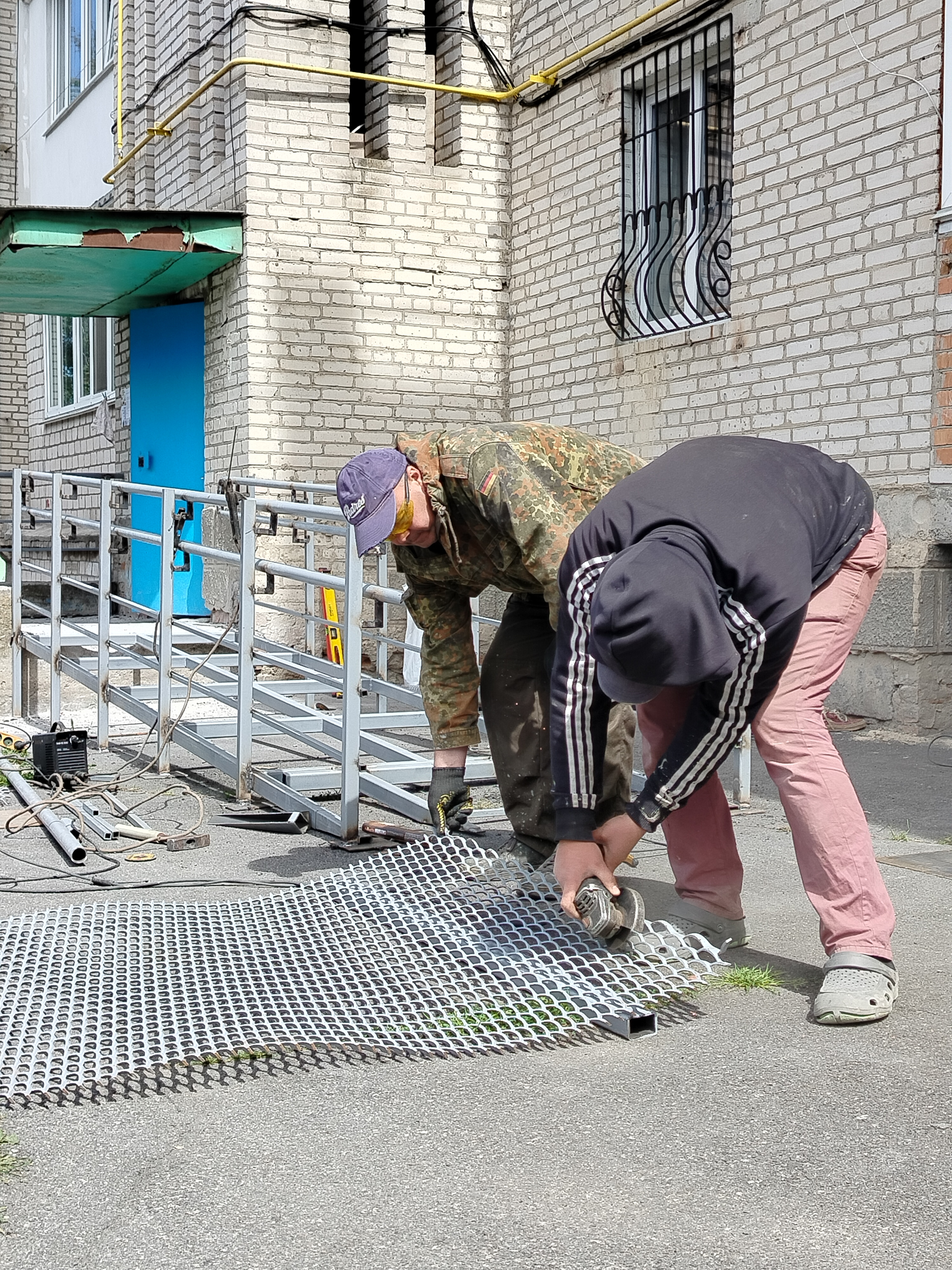 У Вінниці біля житлового будинку на Дмитра Білоконя встановлюють пандус