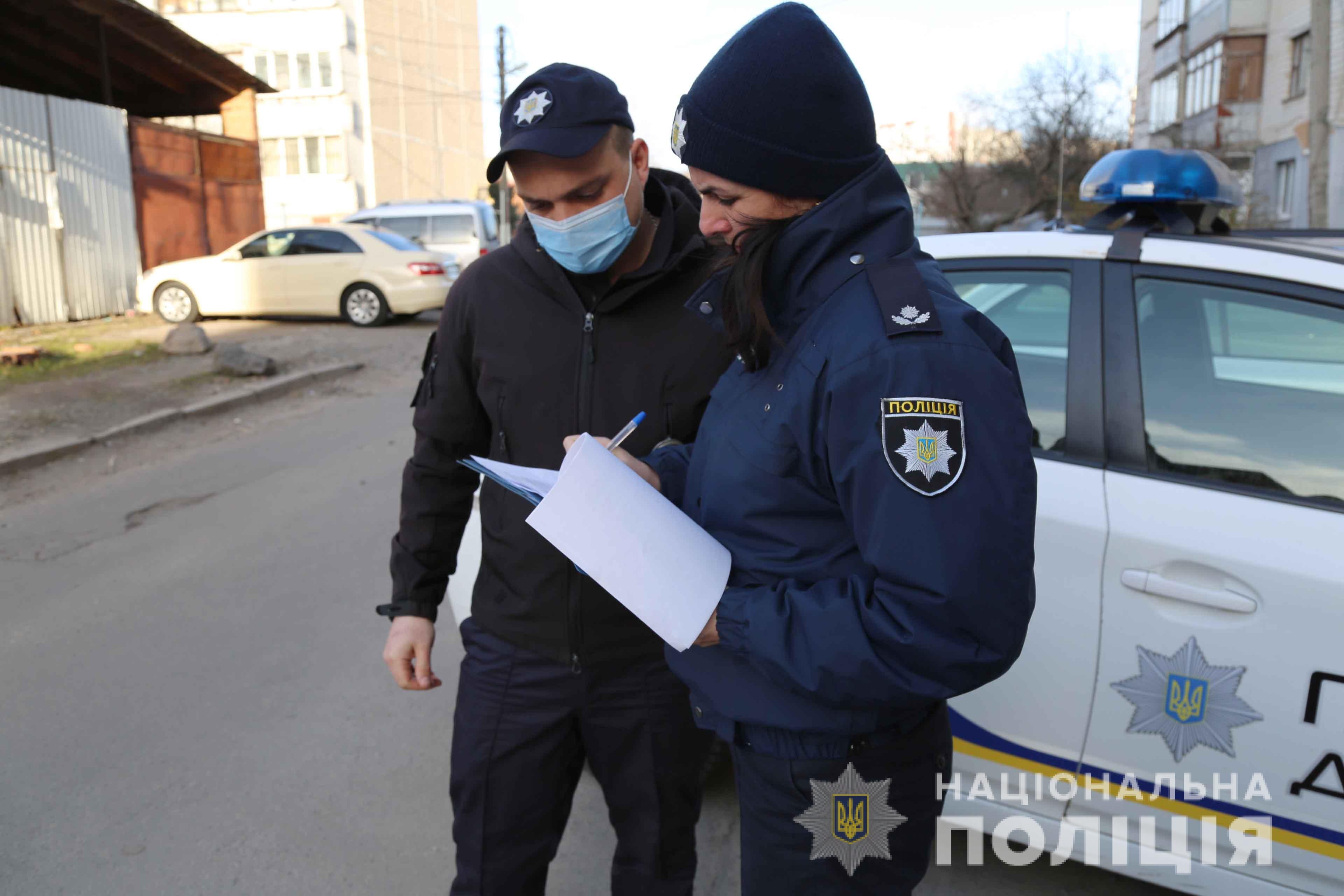 Поліцейські перевіряють, чи дотримуються вінничани, хворі на  COVID-19,  самоізоляції