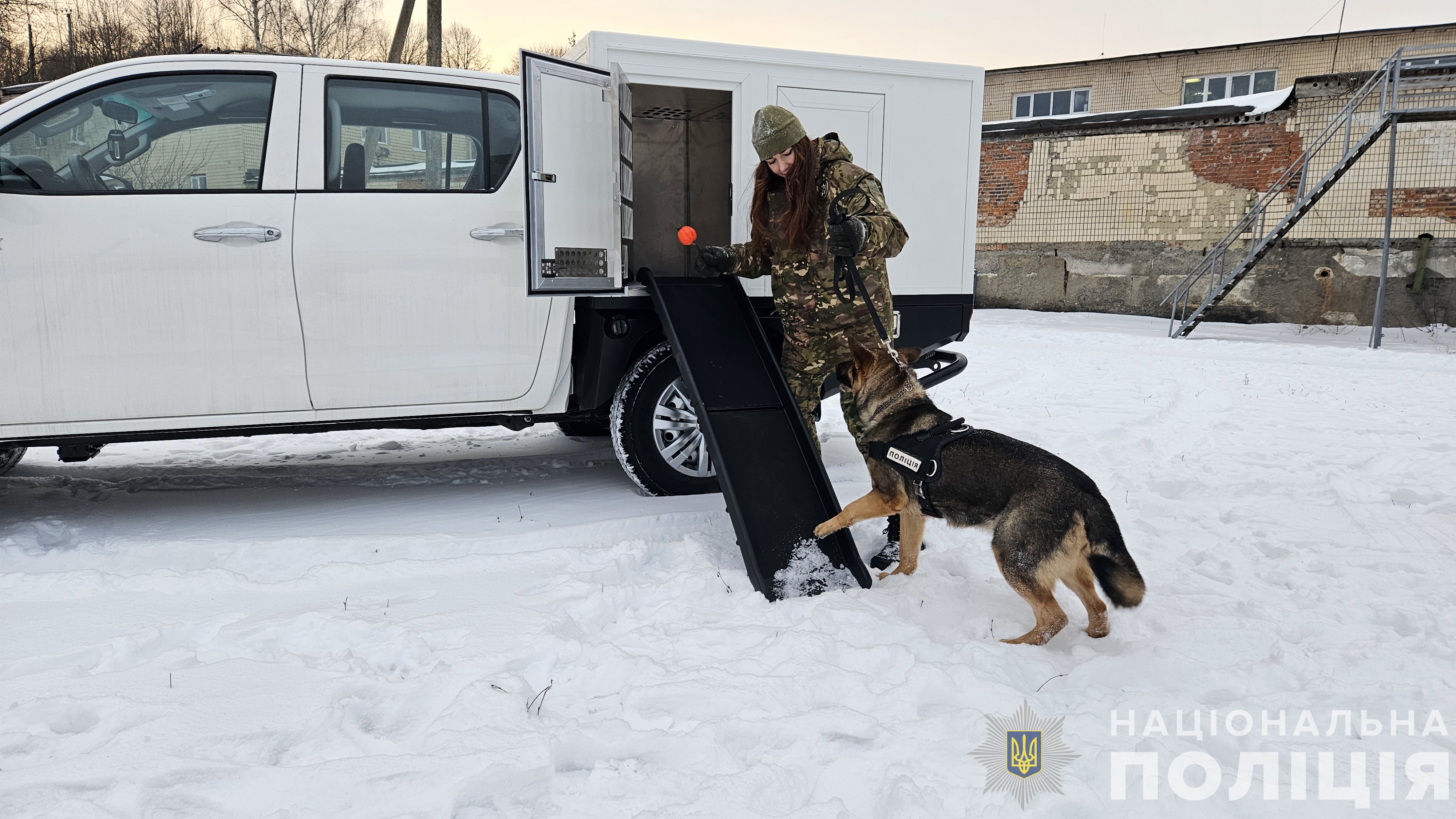 У поліції Вінниччини з’явився спецавтомобіль для перевезення кінологів та службових собак