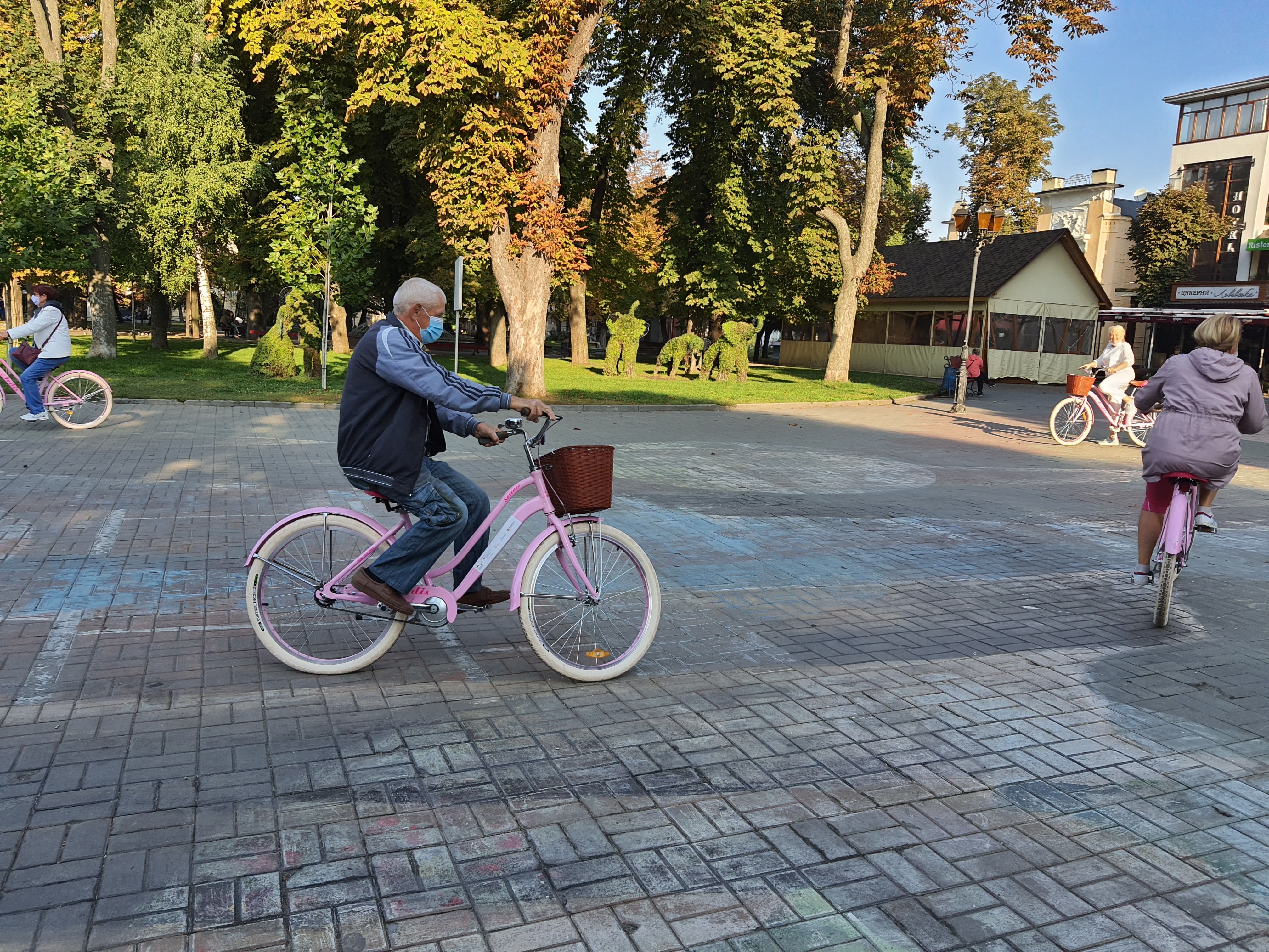 Старість у радість. Підопічні терцентру отримали велосипеди