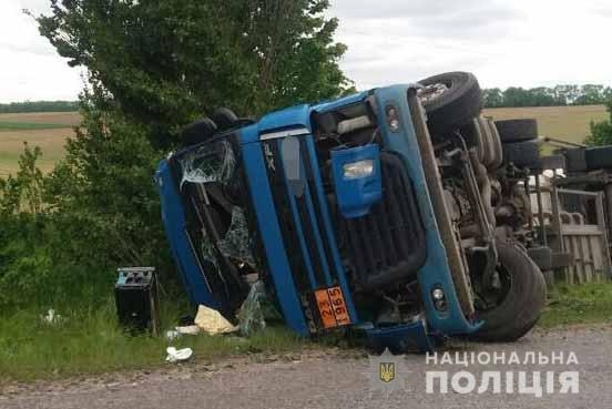 В Жмеринському районі перекинулась автоцистерна з пальним. Водій у лікарні