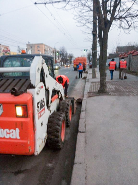 Комунальники Вінницької територіальної громади розпочали весняне прибирання