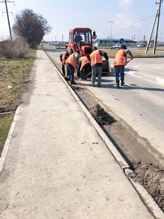 Комунальники Вінницької територіальної громади розпочали весняне прибирання