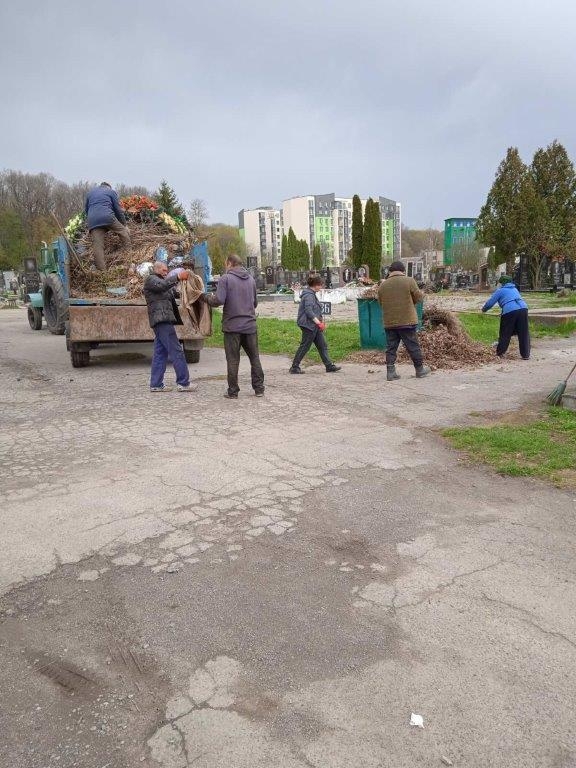 У Вінниці комунальники прибирають кладовища до Поминальних днів