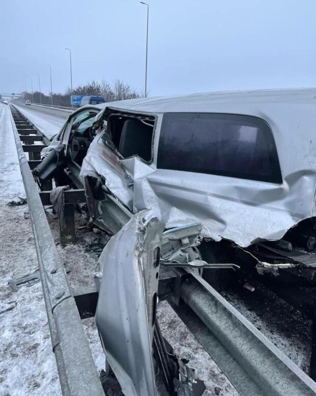 Бусик із вінничанами нанизало на відбійник - дві людини в лікарні