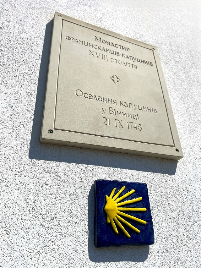 Сонячну мушлю, символ Шляху святого Якова, встановили на костелі у Вінниці