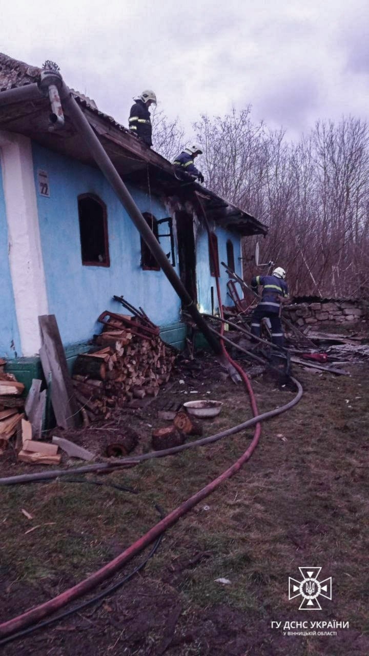 Могилів-Подільській громаді через коротке замикання загорівся будинок