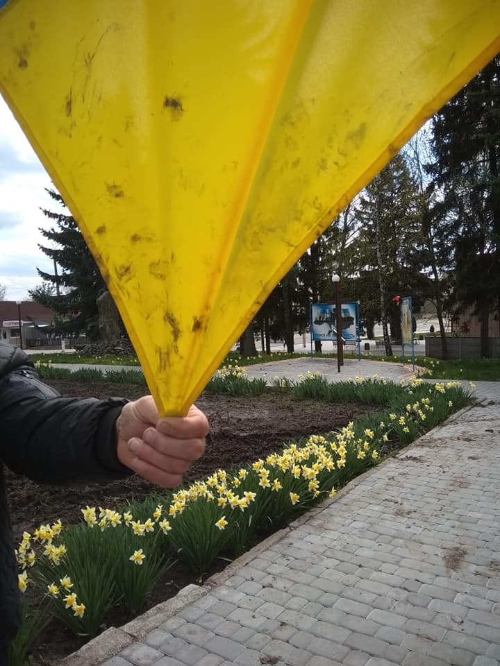 У Тиврові невідомі витирали брудні руки державним прапором України