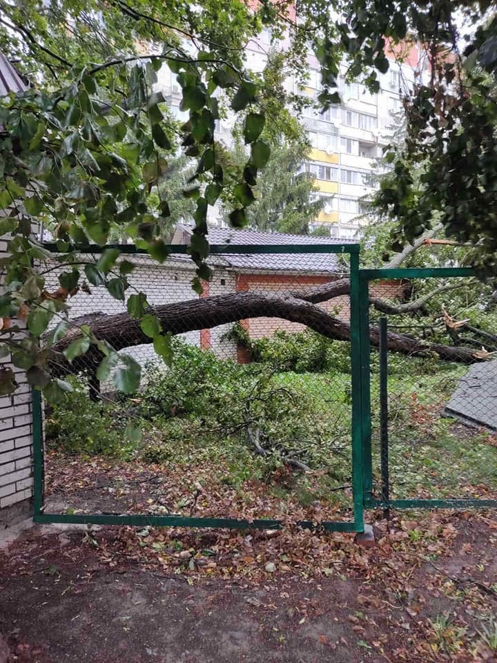 У Барі буревій валив хрести й розкрив дах Автовокзалу