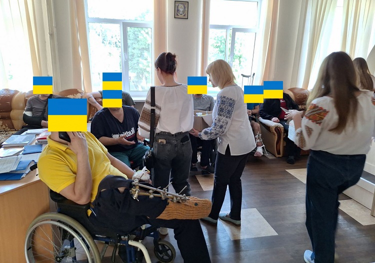 Калинівчани передали великодні гостинці військовим, які проходять лікування