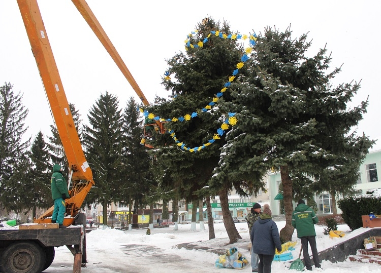 У Калинівці діти власноруч виготовили іграшки, аби прикрасити ялинки у місті