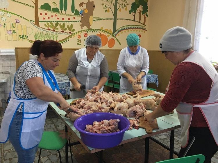 На Калинівщині власноруч готують згущене молоко та передають на фронт