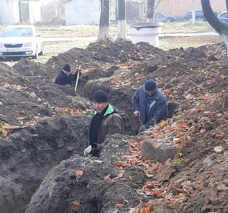 На Вінниччині біля ліцею почали будувати військовий бліндаж і смугу перешкод