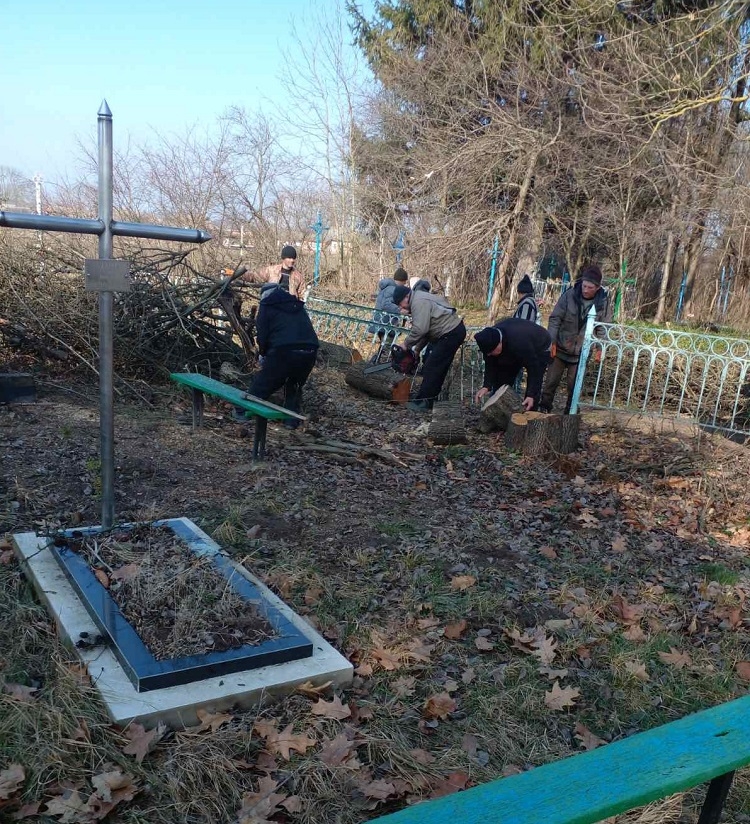 У Мізякові на Калинівщині наводять лад на території сільського кладовища