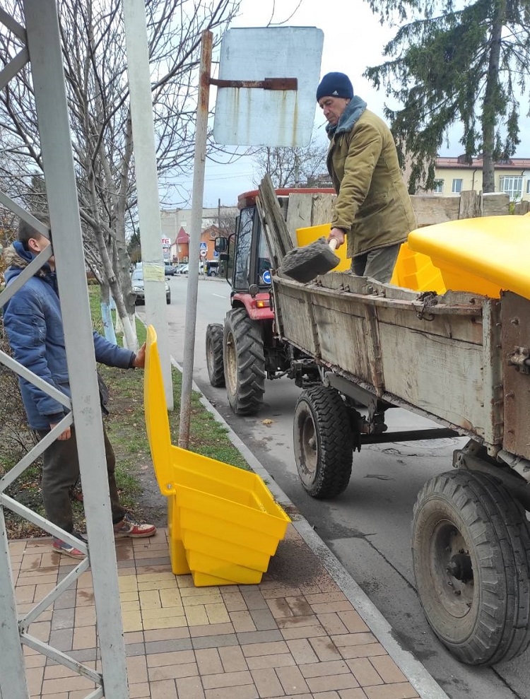 У Калинівській громаді подбали про нові ящики із піщано-сольовою сумішшю