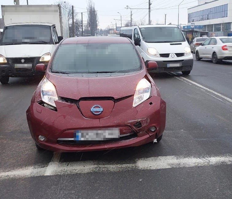 У Вінниці водій Nissan Leaf допустив зіткнення з Skoda Octavia