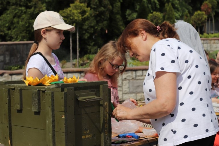 Жмеринчани в центрі міста розмальовували ящики з-під боєприпасів