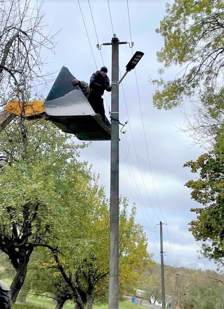 На Тростянеччині встановлюють вуличне освітлення на сонячних батареях