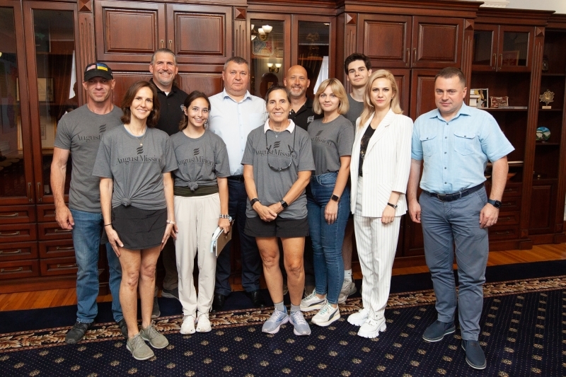 "Серпнева місія" під час візиту до Вінниці заявила, що допоможе відбудувати Україну