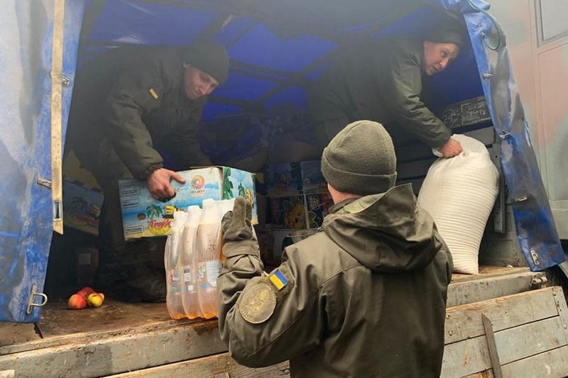 Святкові подарунки з Вінниччини вже розпаковують нацгвардійці в ООС